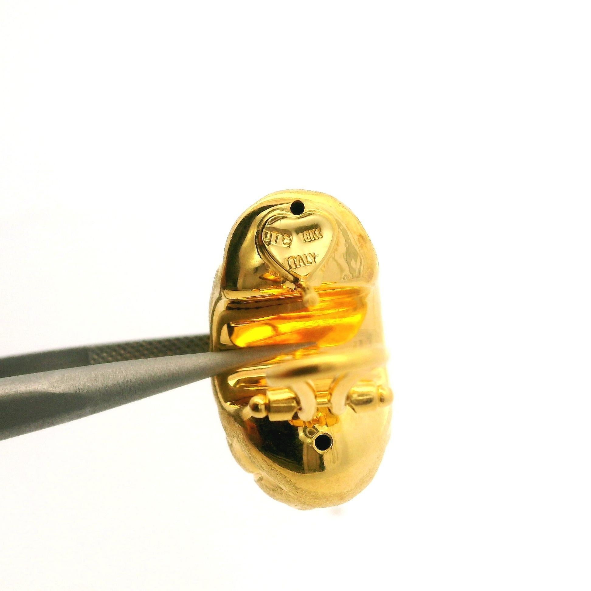 Material: 18K Solid Yellow Gold - Hollow Design - Solid Gold
Weight: 6.47 Grams
Backing: Posts w/ Omega Closures (Pierced ears are required)
Width: Graduates from 10.8mm (0.42