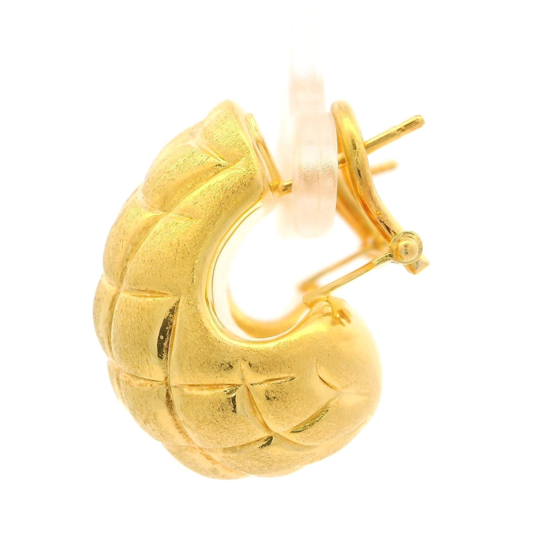 Women's Italian 18k Gold Puffed Design Honeycomb Satin Finish Cuff Omega Earrings
