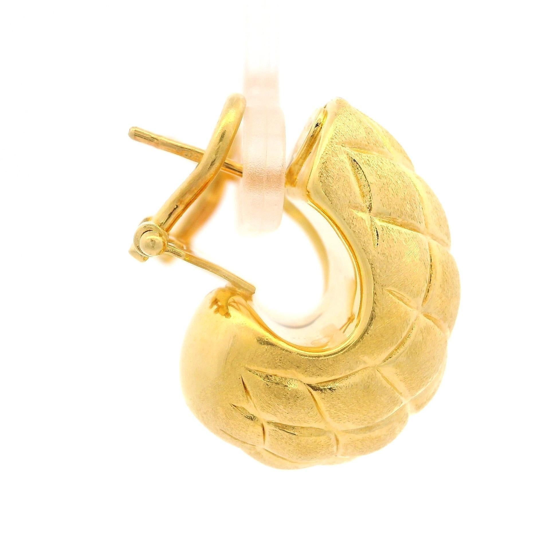 Italian 18k Gold Puffed Design Honeycomb Satin Finish Cuff Omega Earrings 3