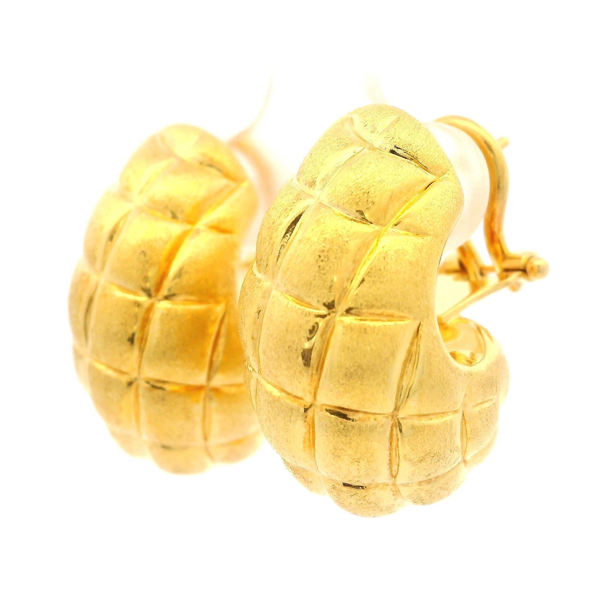Italian 18k Gold Puffed Design Honeycomb Satin Finish Cuff Omega Earrings 4