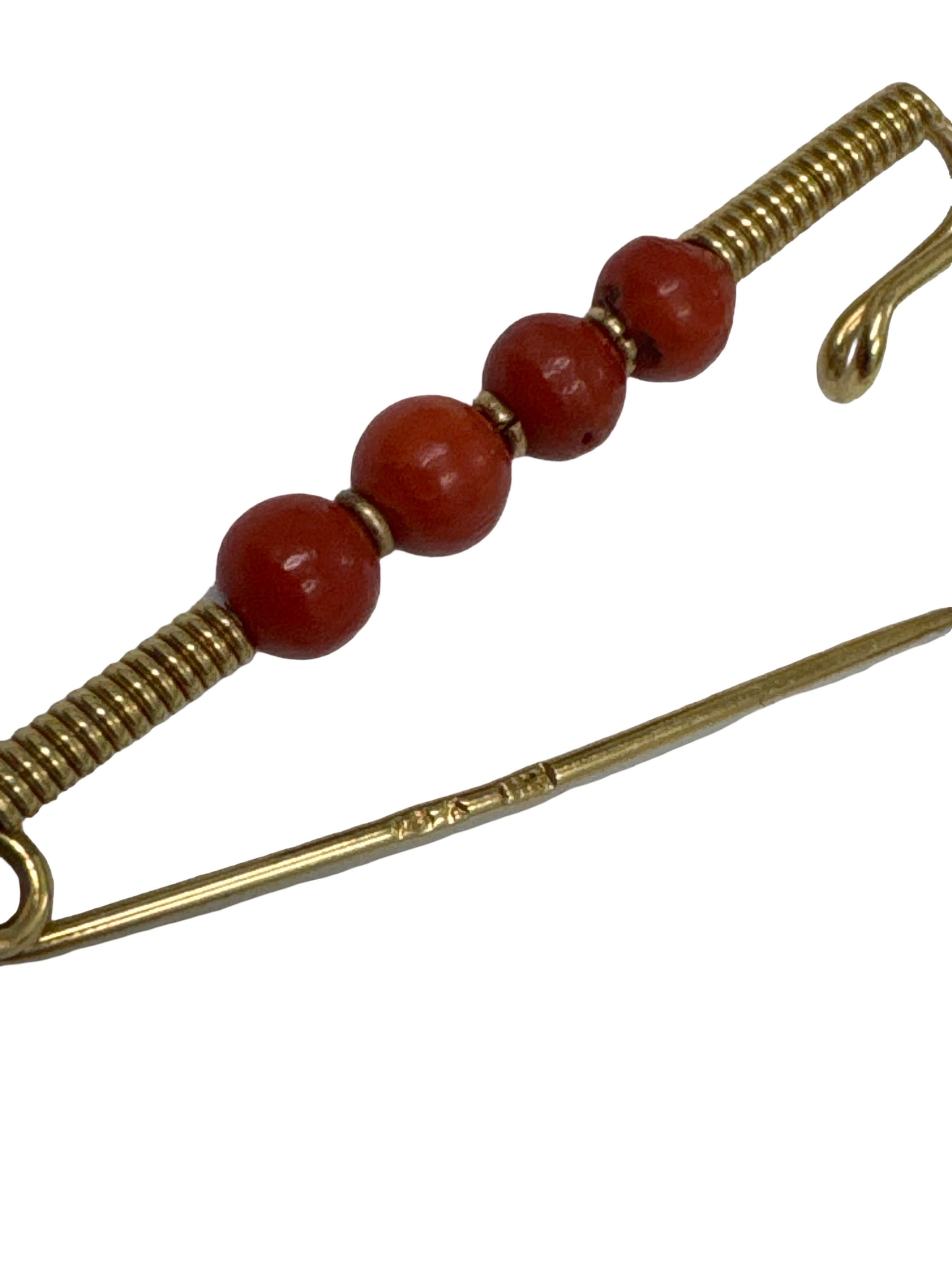 Spilla di sicurezza con perline di corallo rosso in oro 18 carati in vendita 1