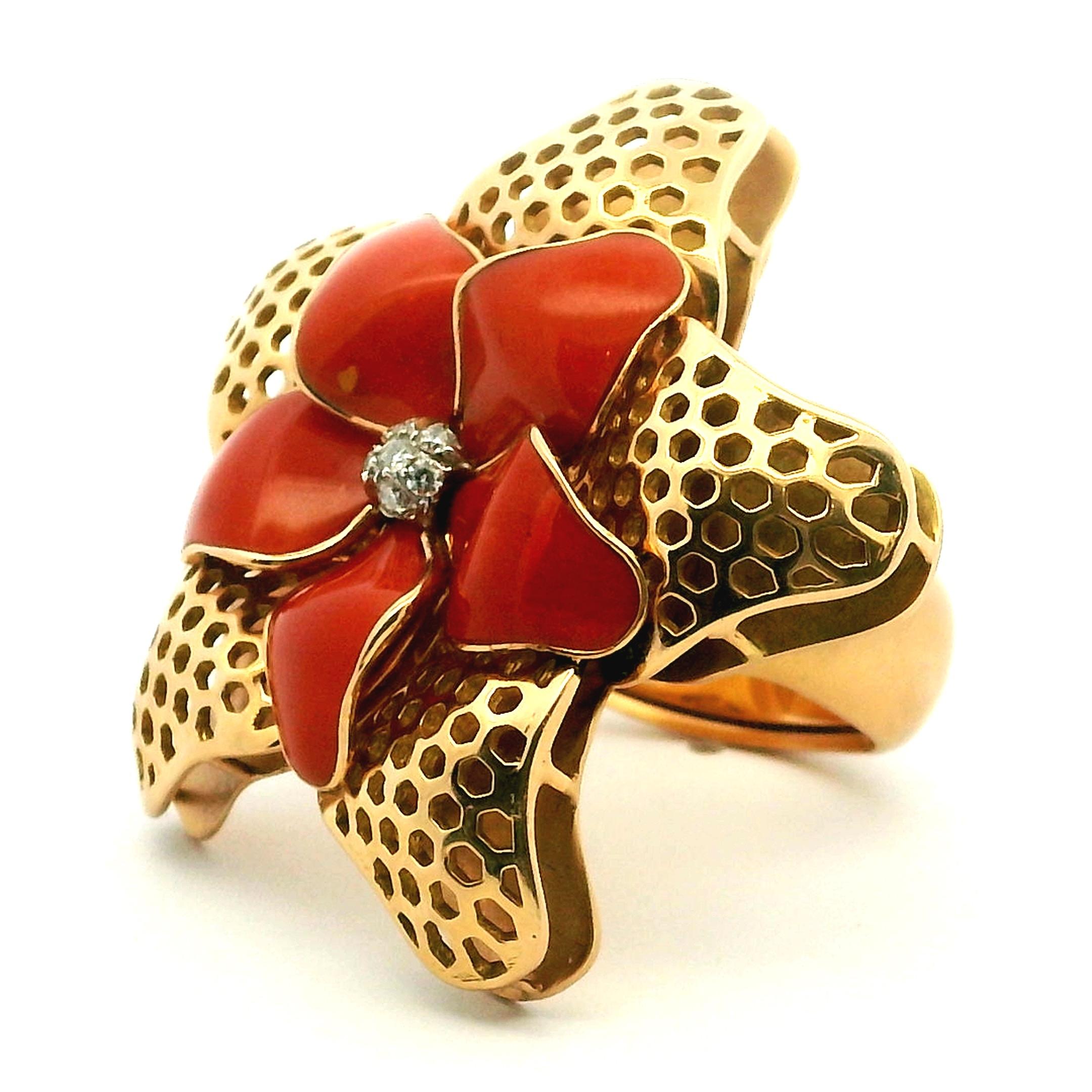 Italian 18K Gold Sculptural Coral Flower Ring with Diamonds, Circa 1970s en vente 4