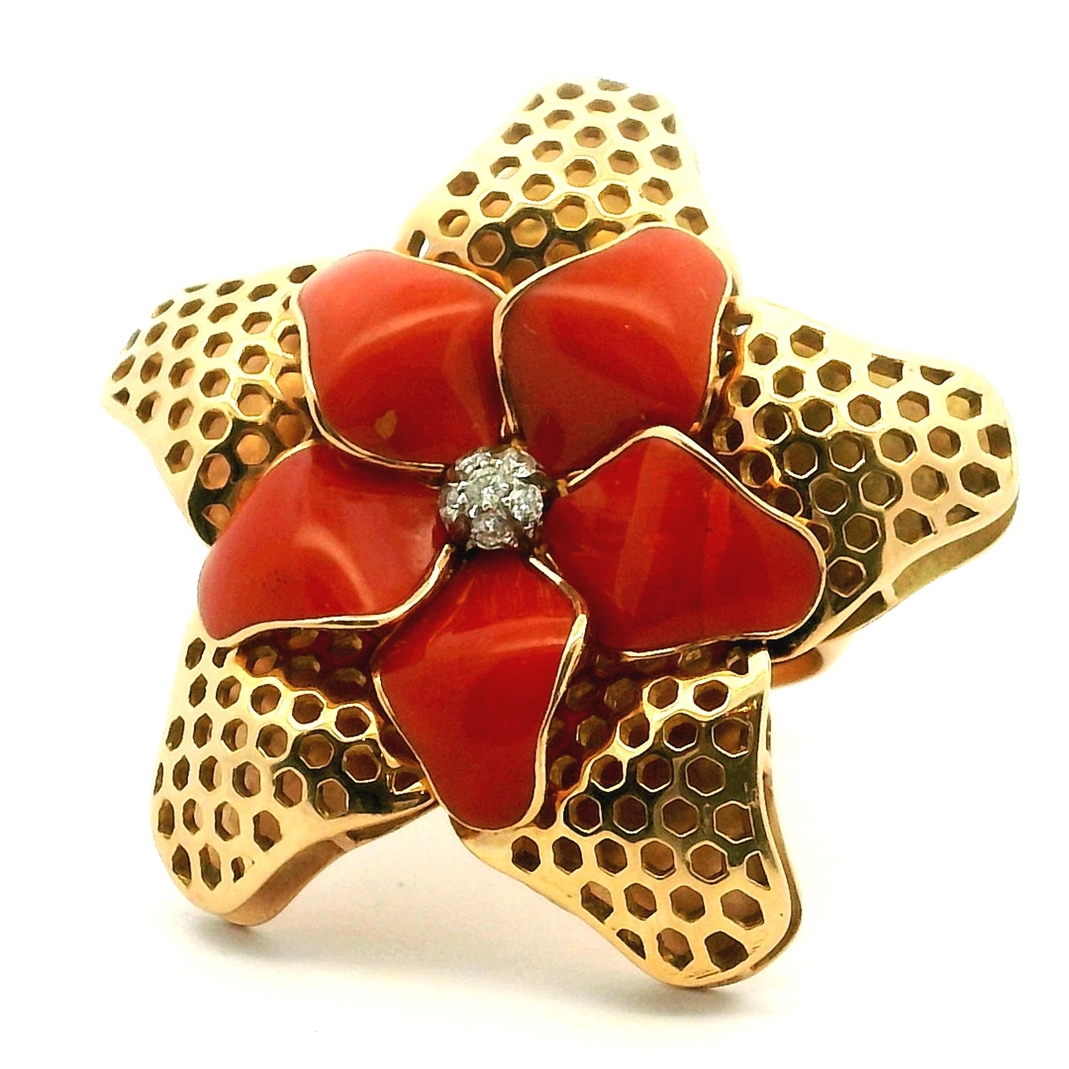 Italian 18K Gold Sculptural Coral Flower Ring with Diamonds, Circa 1970s en vente 5