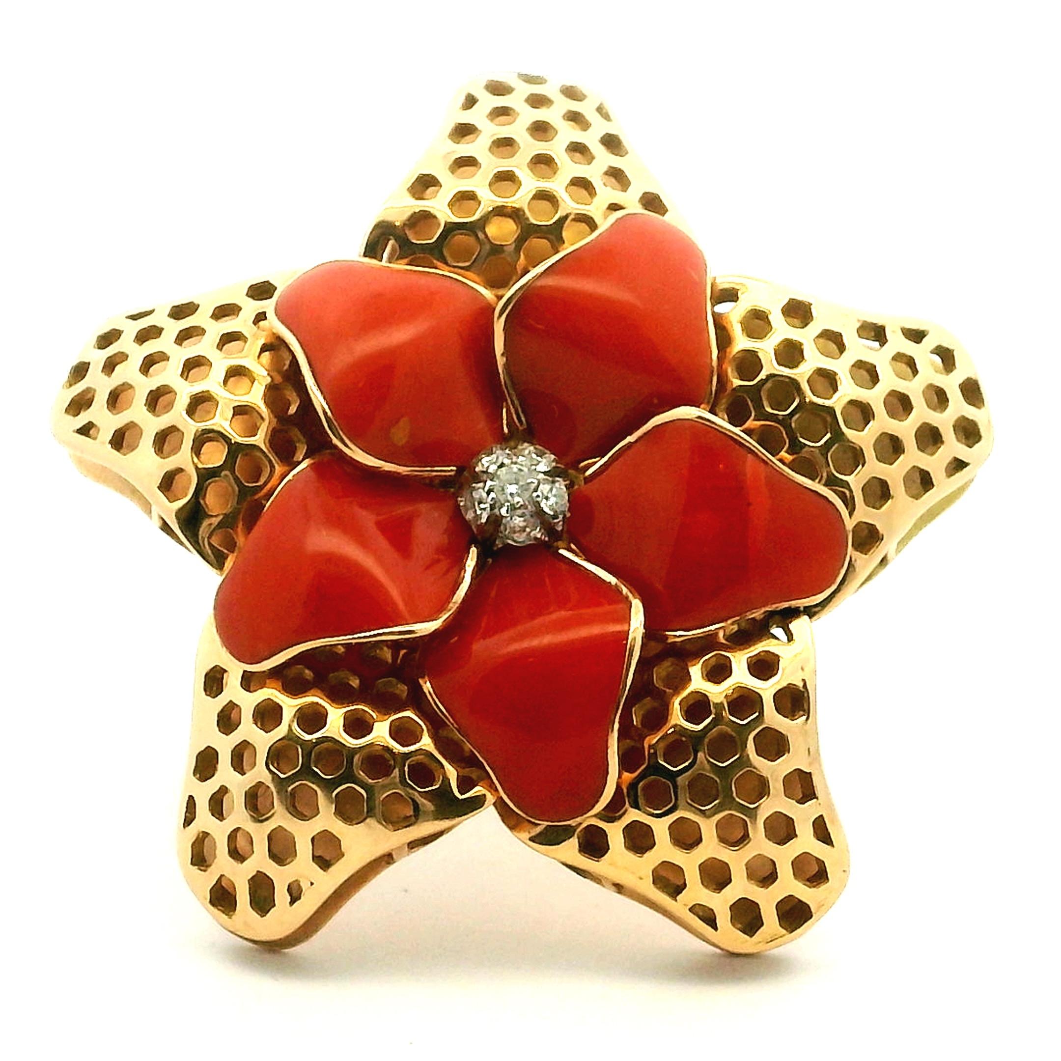 Italian 18K Gold Sculptural Coral Flower Ring with Diamonds, Circa 1970s en vente 6