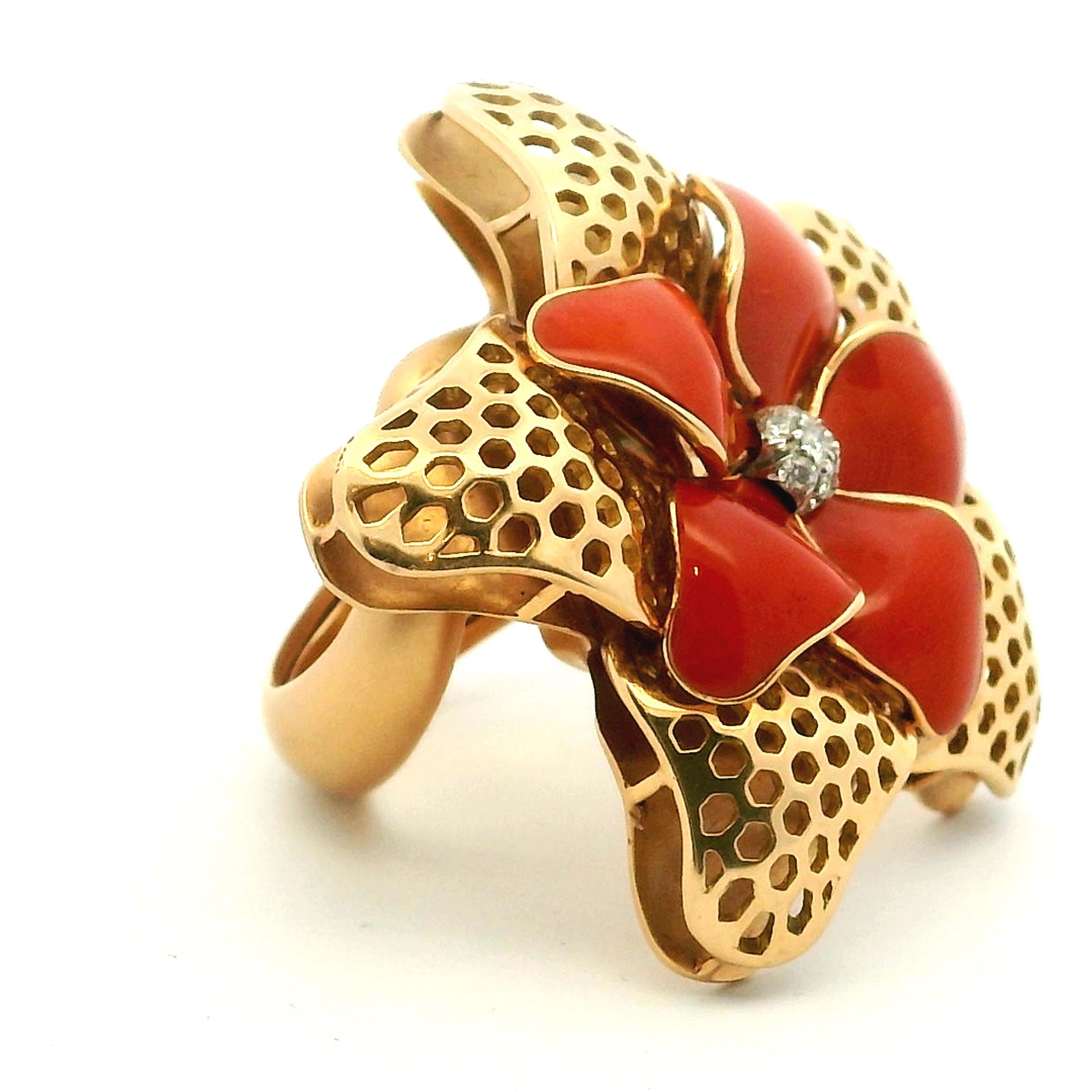 Rétro Italian 18K Gold Sculptural Coral Flower Ring with Diamonds, Circa 1970s en vente