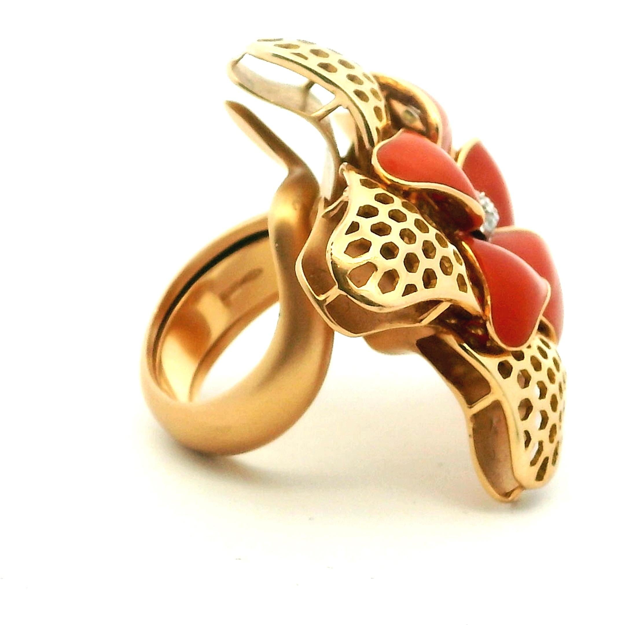 Taille mixte Italian 18K Gold Sculptural Coral Flower Ring with Diamonds, Circa 1970s en vente