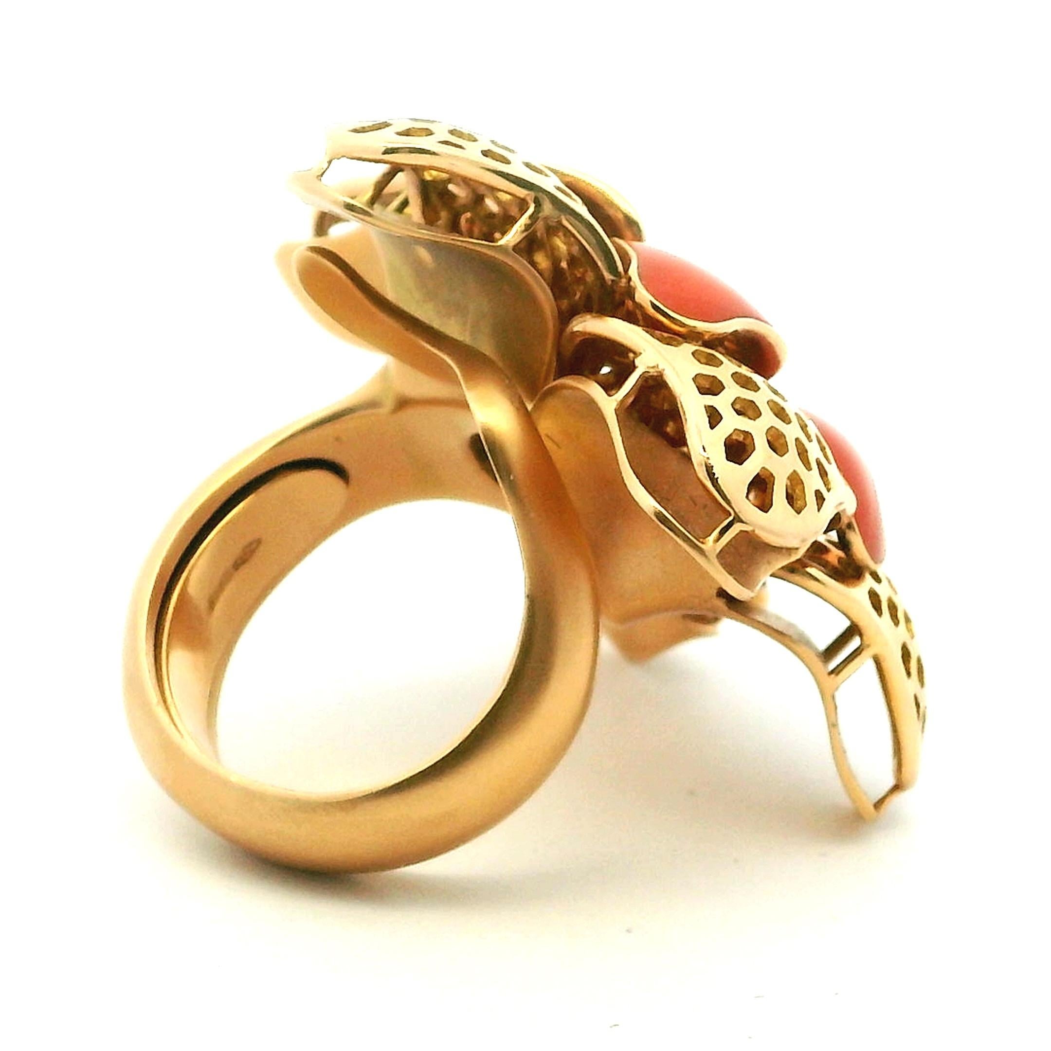 Italian 18K Gold Sculptural Coral Flower Ring with Diamonds, Circa 1970s Excellent état - En vente à Miami, FL