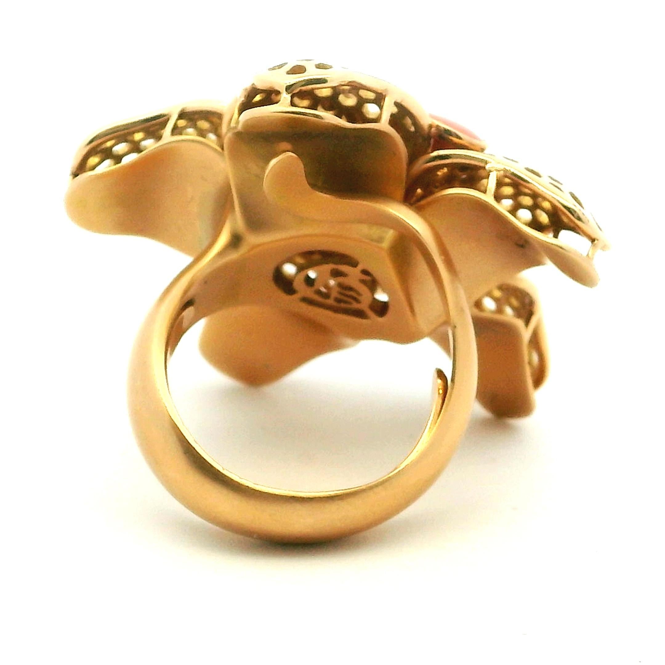 Italian 18K Gold Sculptural Coral Flower Ring with Diamonds, Circa 1970s Pour femmes en vente