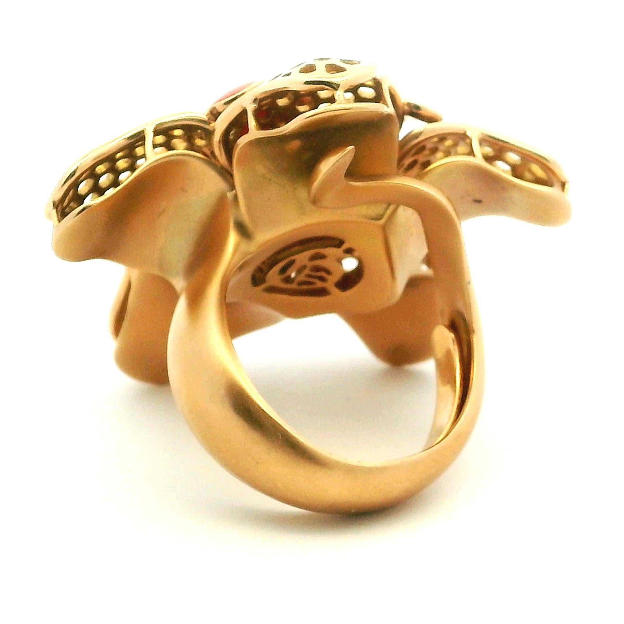 Italian 18K Gold Sculptural Coral Flower Ring with Diamonds, Circa 1970s en vente 1
