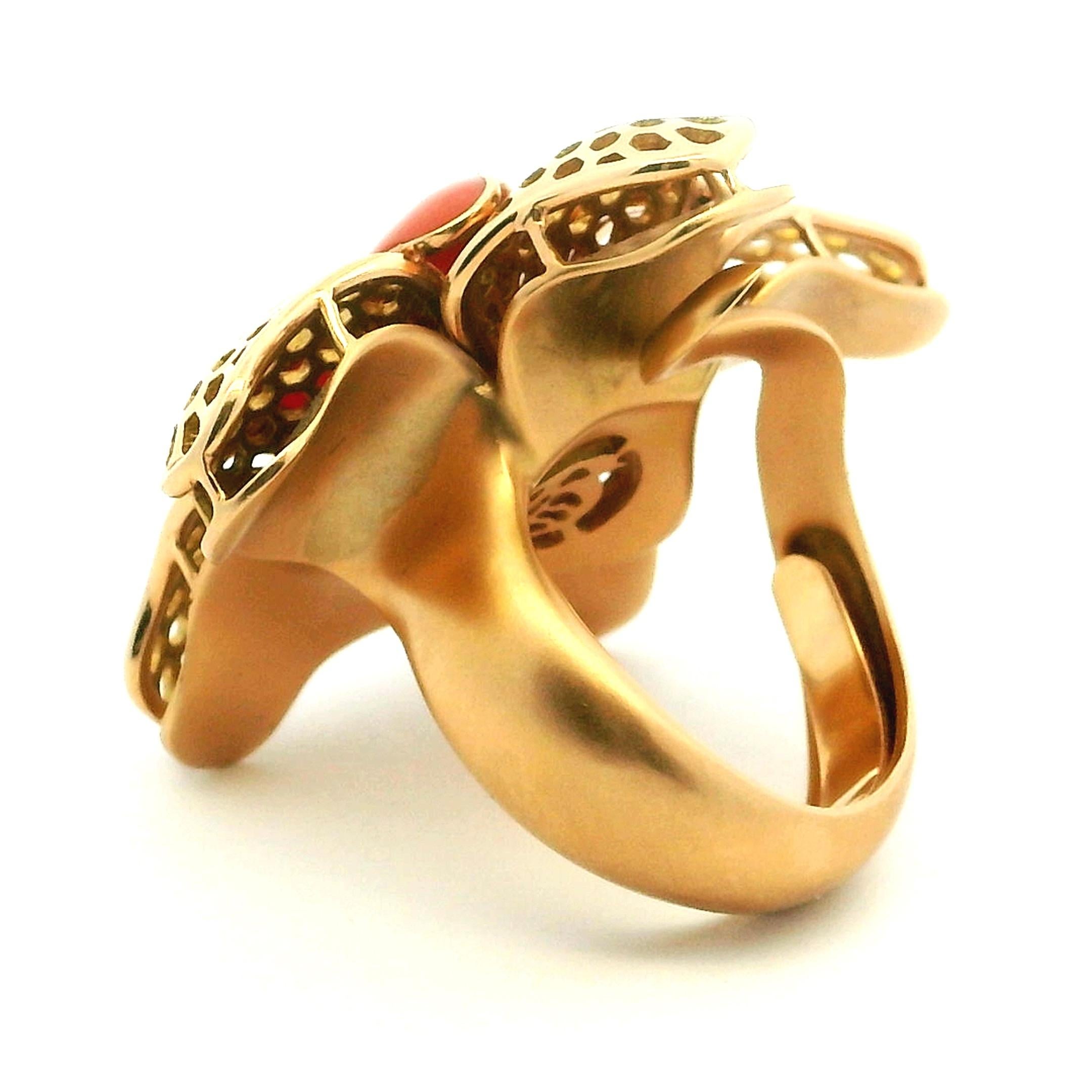 Italian 18K Gold Sculptural Coral Flower Ring with Diamonds, Circa 1970s en vente 2