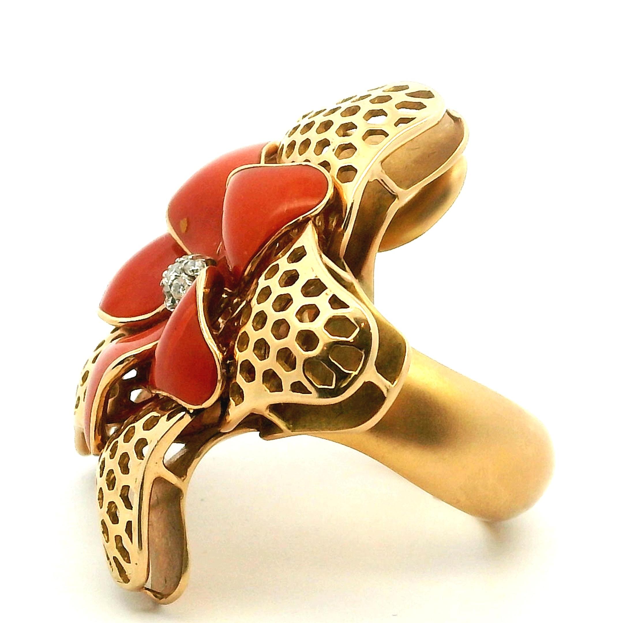 Italian 18K Gold Sculptural Coral Flower Ring with Diamonds, Circa 1970s en vente 3