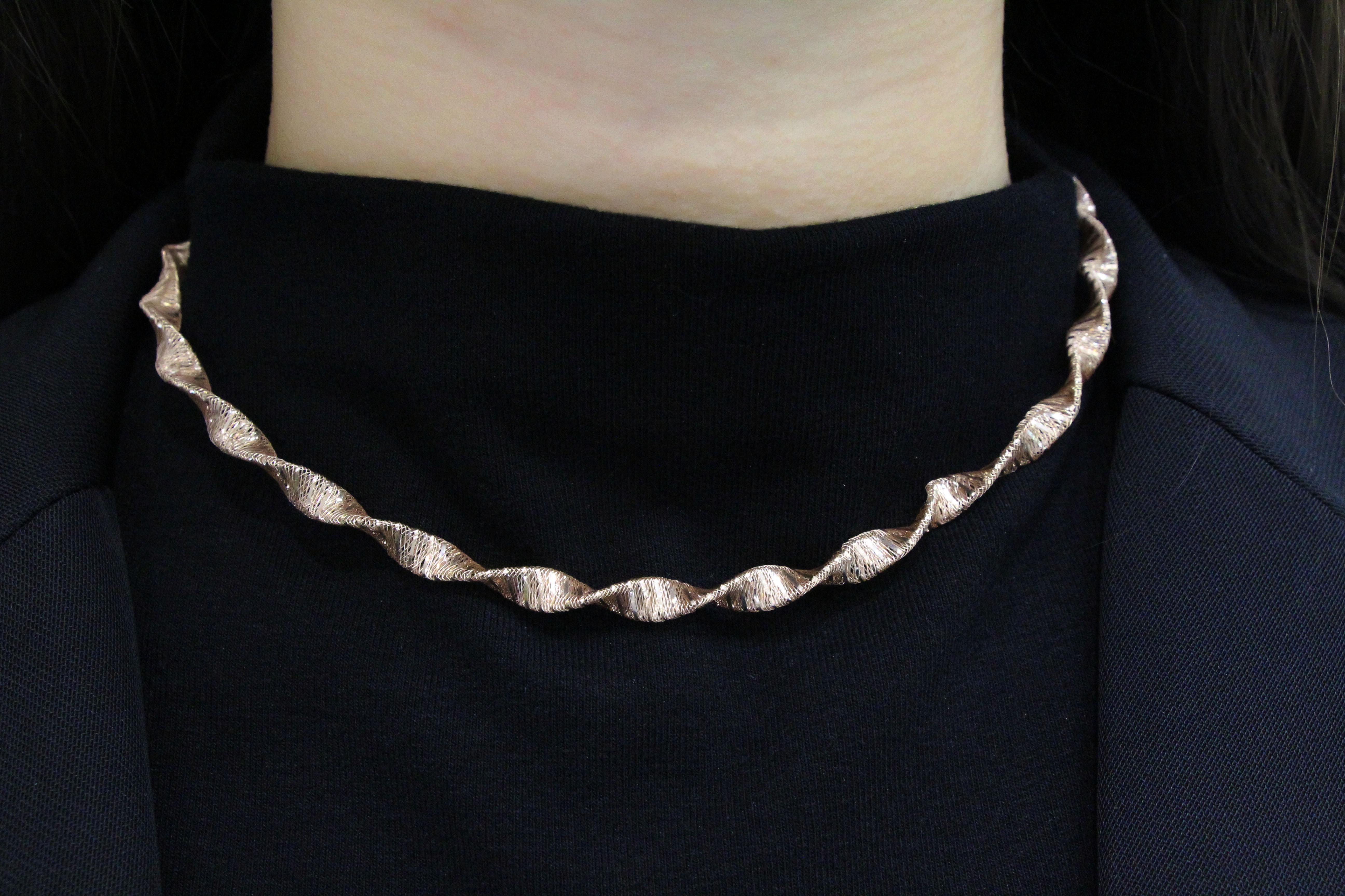 Italian 18K Rose Gold Necklace with Twisted Design In New Condition For Sale In Macau, MO