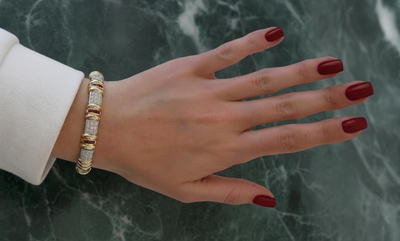 Italian 18k Two-Tone Gold Pavé Diamond and Ruby Bangle Bracelet (Zeitgenössisch) im Angebot