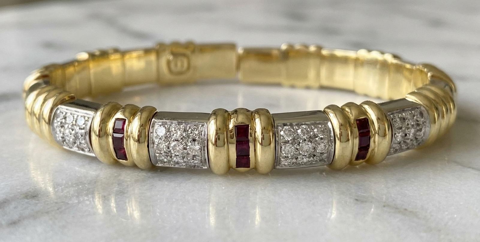 Italian 18k Two-Tone Gold Pavé Diamond and Ruby Bangle Bracelet (Rundschliff) im Angebot