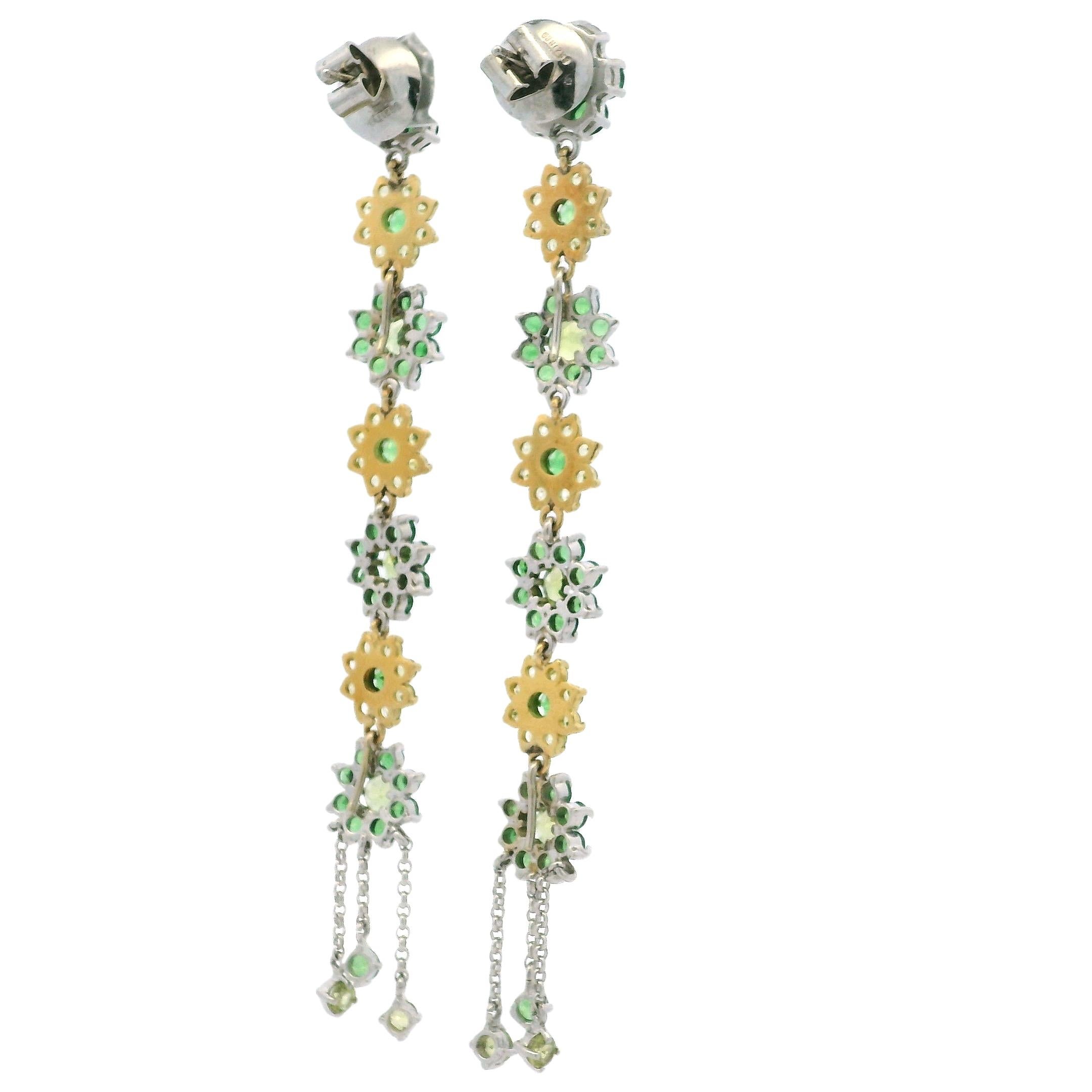 Italienische 18K zweifarbiges Gold Tsavorit Granat und Peridot lange florale Ohrringe (Rundschliff) im Angebot