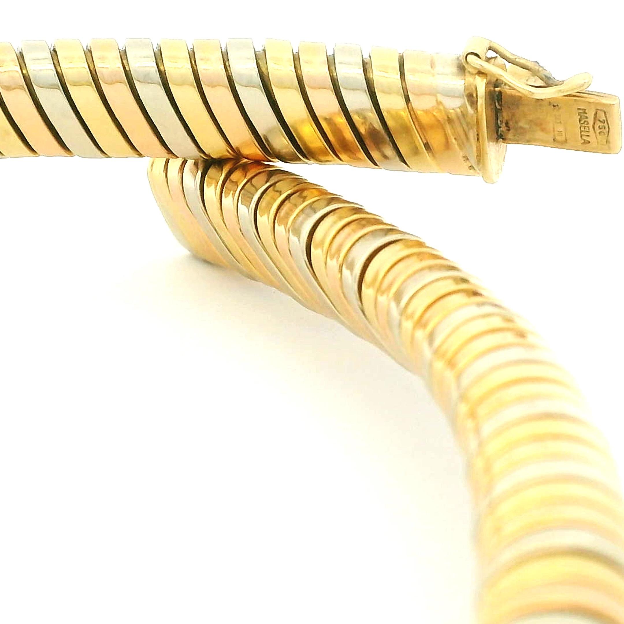 Eine auffällige italienische Halskette aus zweifarbigem 18-karätigem Gold des Ateliers Masella, die aus abwechselnd gelb- und weißgoldenen Gliedern in einem nahtlosen, flexiblen Design gefertigt ist. Die Halskette geht elegant von 0,65 cm auf der