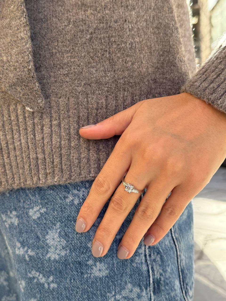 Italian 18K White Gold Diamond Ring with 1.05ct Center Stone in vendita 4