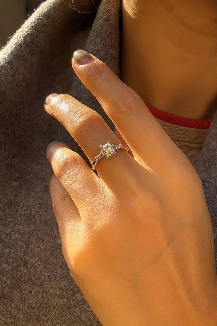 Baguette Cut Italian 18K White Gold Diamond Ring with 1.05ct Center Stone in vendita