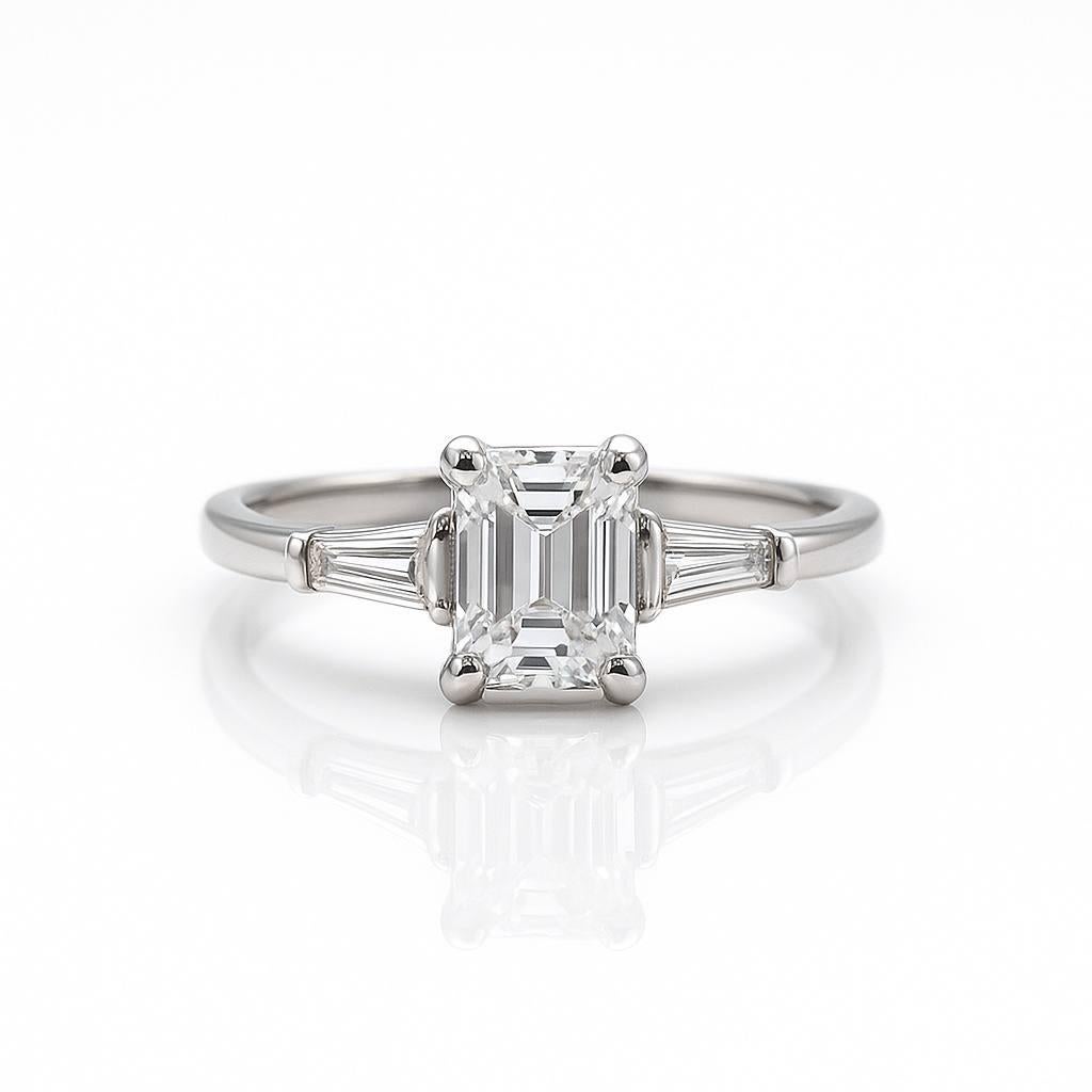 Italian 18K White Gold Diamond Ring with 1.05ct Center Stone in vendita 1