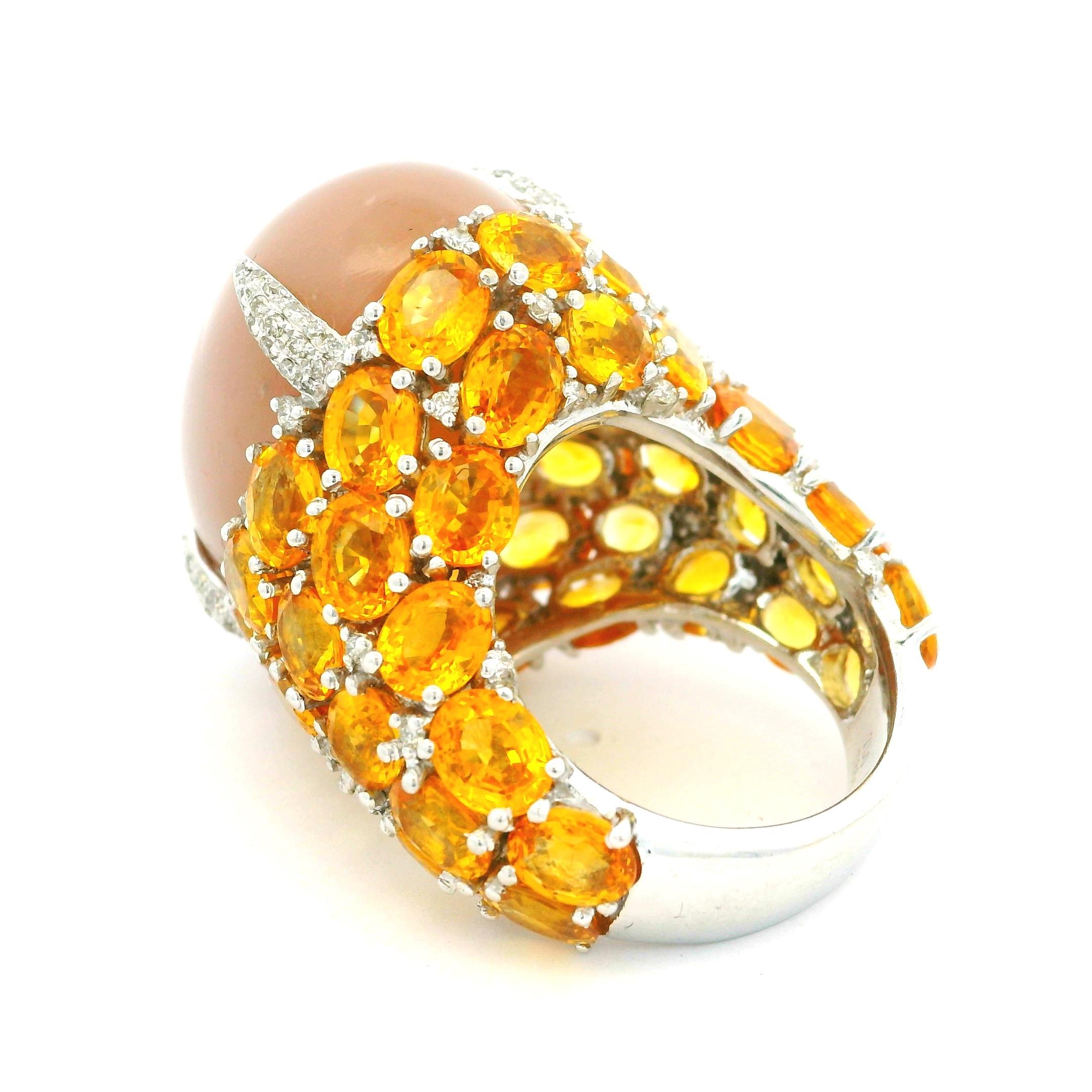 Bague de cocktail italienne en or blanc 18 carats pierre de lune, saphir jaune et diamant en vente 4