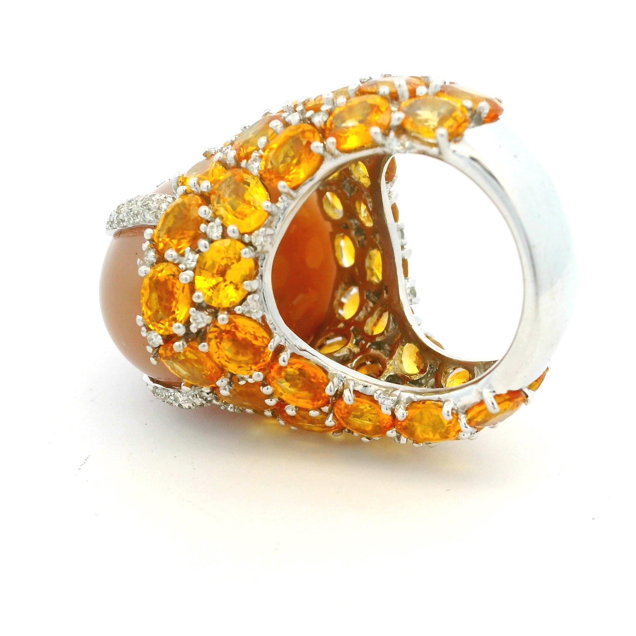 Bague de cocktail italienne en or blanc 18 carats pierre de lune, saphir jaune et diamant en vente 8