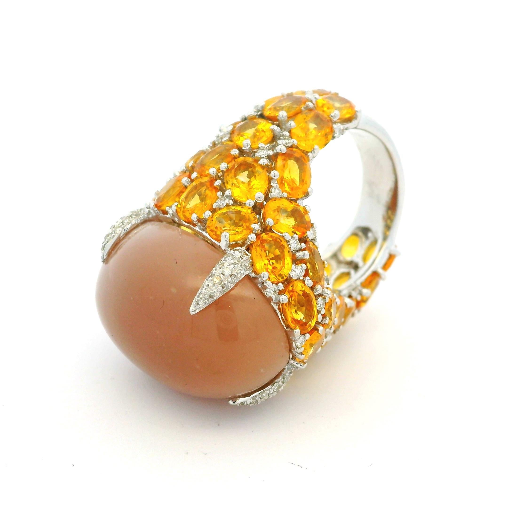 Bague de cocktail italienne en or blanc 18 carats pierre de lune, saphir jaune et diamant en vente 9