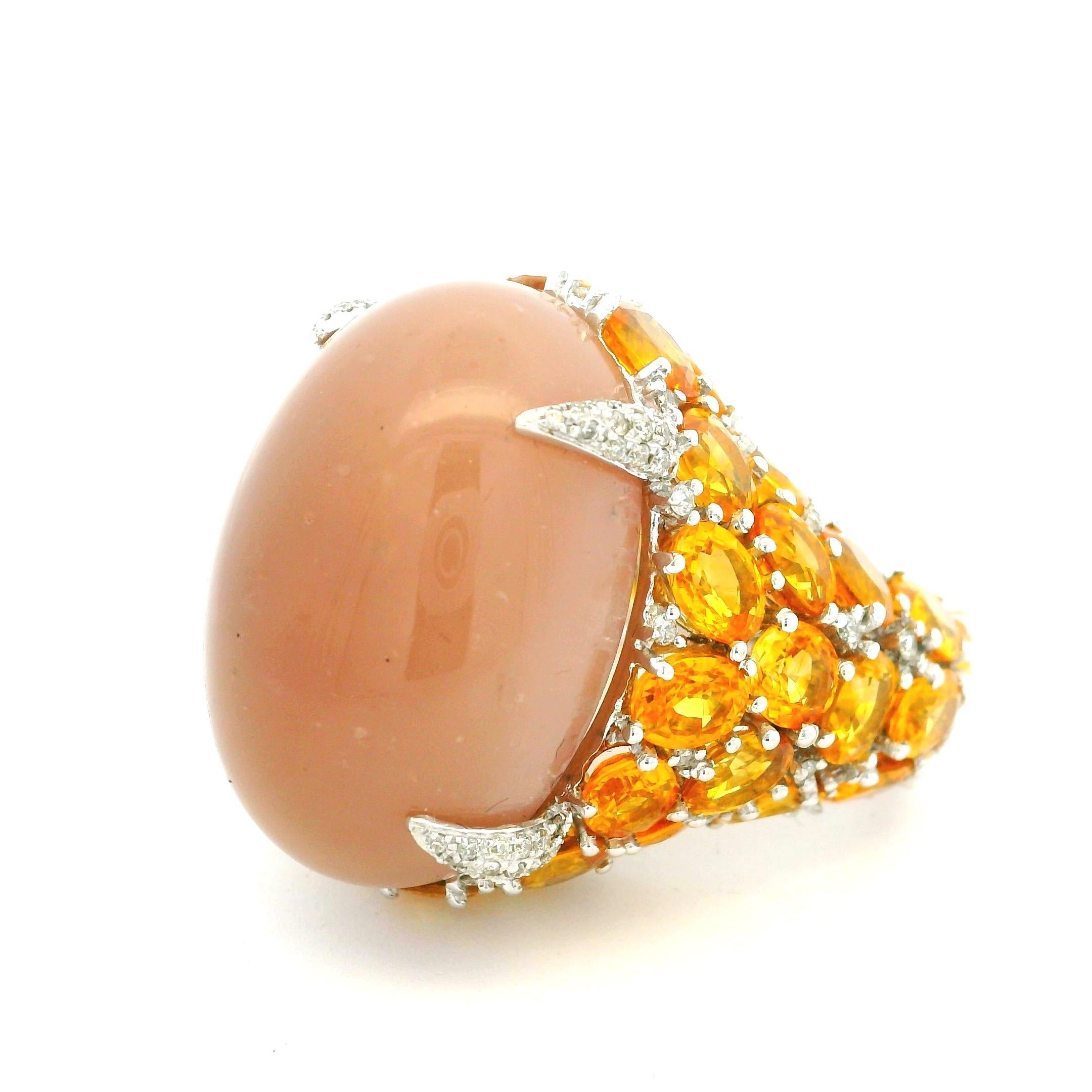 Contemporain Bague de cocktail italienne en or blanc 18 carats pierre de lune, saphir jaune et diamant en vente
