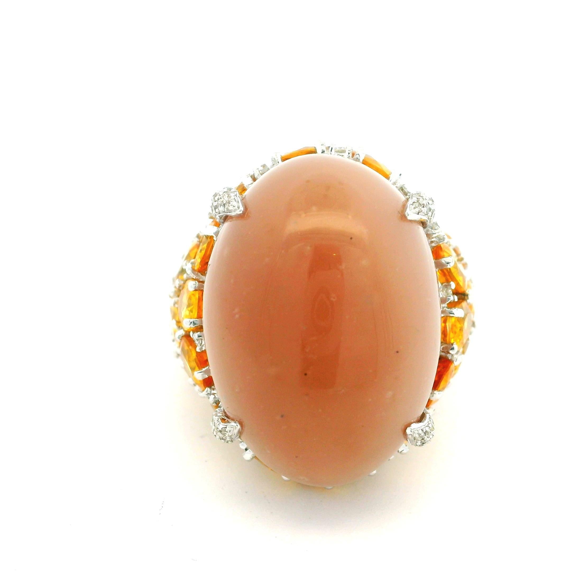 Taille ovale Bague de cocktail italienne en or blanc 18 carats pierre de lune, saphir jaune et diamant en vente