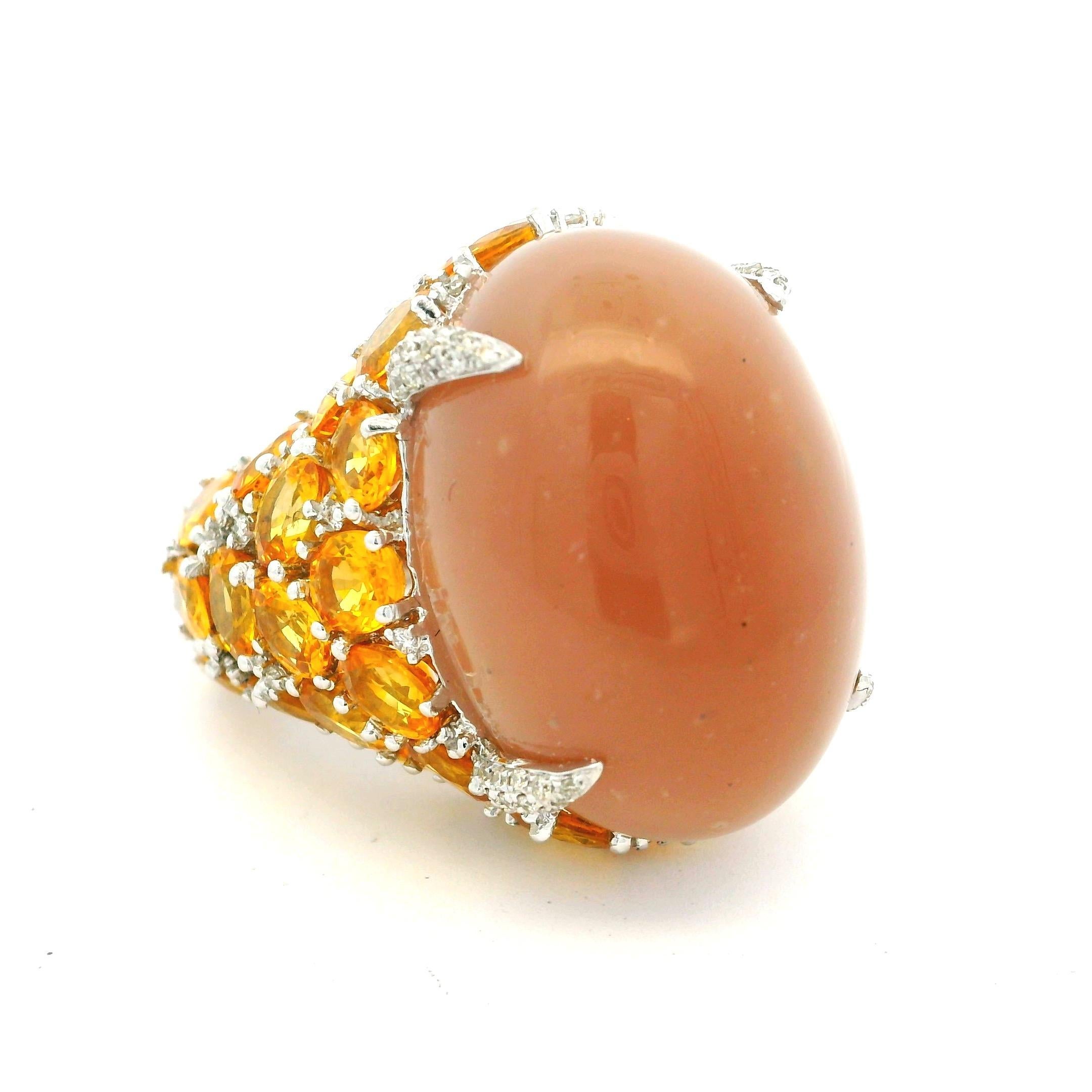 Bague de cocktail italienne en or blanc 18 carats pierre de lune, saphir jaune et diamant Excellent état - En vente à Miami, FL