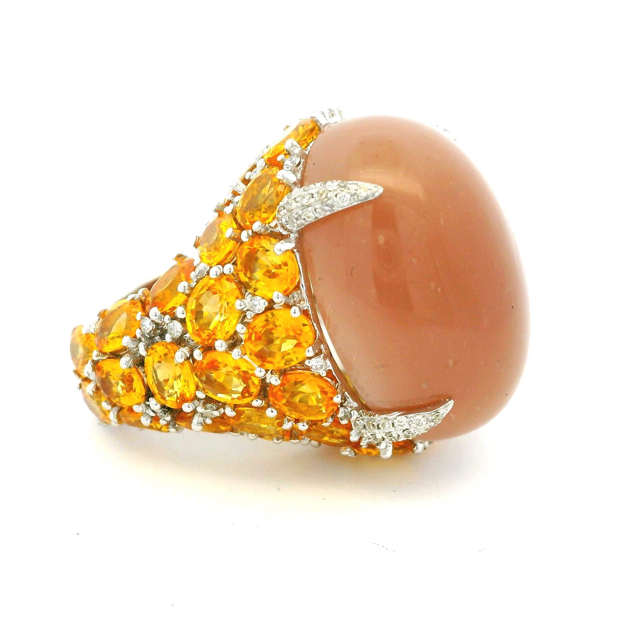 Bague de cocktail italienne en or blanc 18 carats pierre de lune, saphir jaune et diamant Unisexe en vente