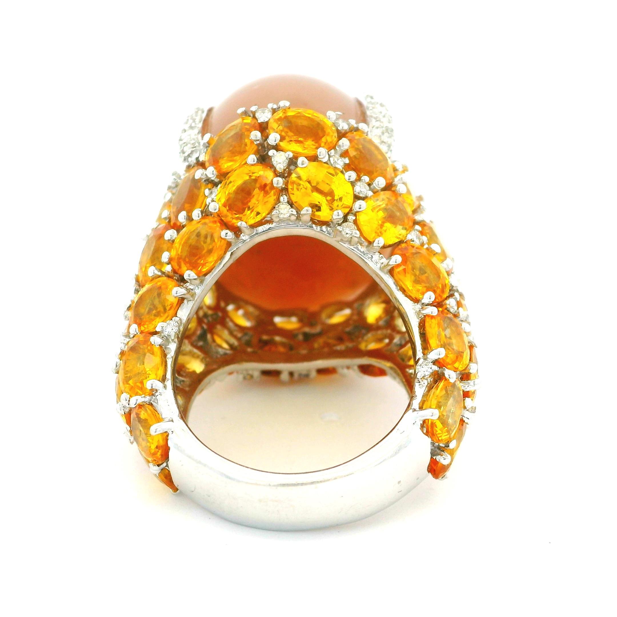 Bague de cocktail italienne en or blanc 18 carats pierre de lune, saphir jaune et diamant en vente 3