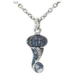 Collana con ciondolo a conchiglia in oro bianco 18 carati con zaffiro e diamante, 1059 NA