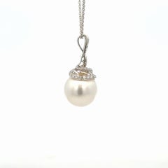 Collier italien en or blanc 18K avec pendentif perle des mers du sud et diamant 0.31 Cts 13.5mm