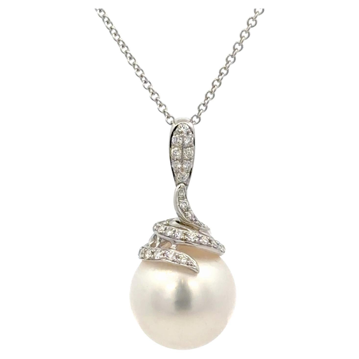Collana con ciondolo di diamanti e perle dei mari del sud in oro bianco 18K 0,31 carati 13,5 mm in vendita