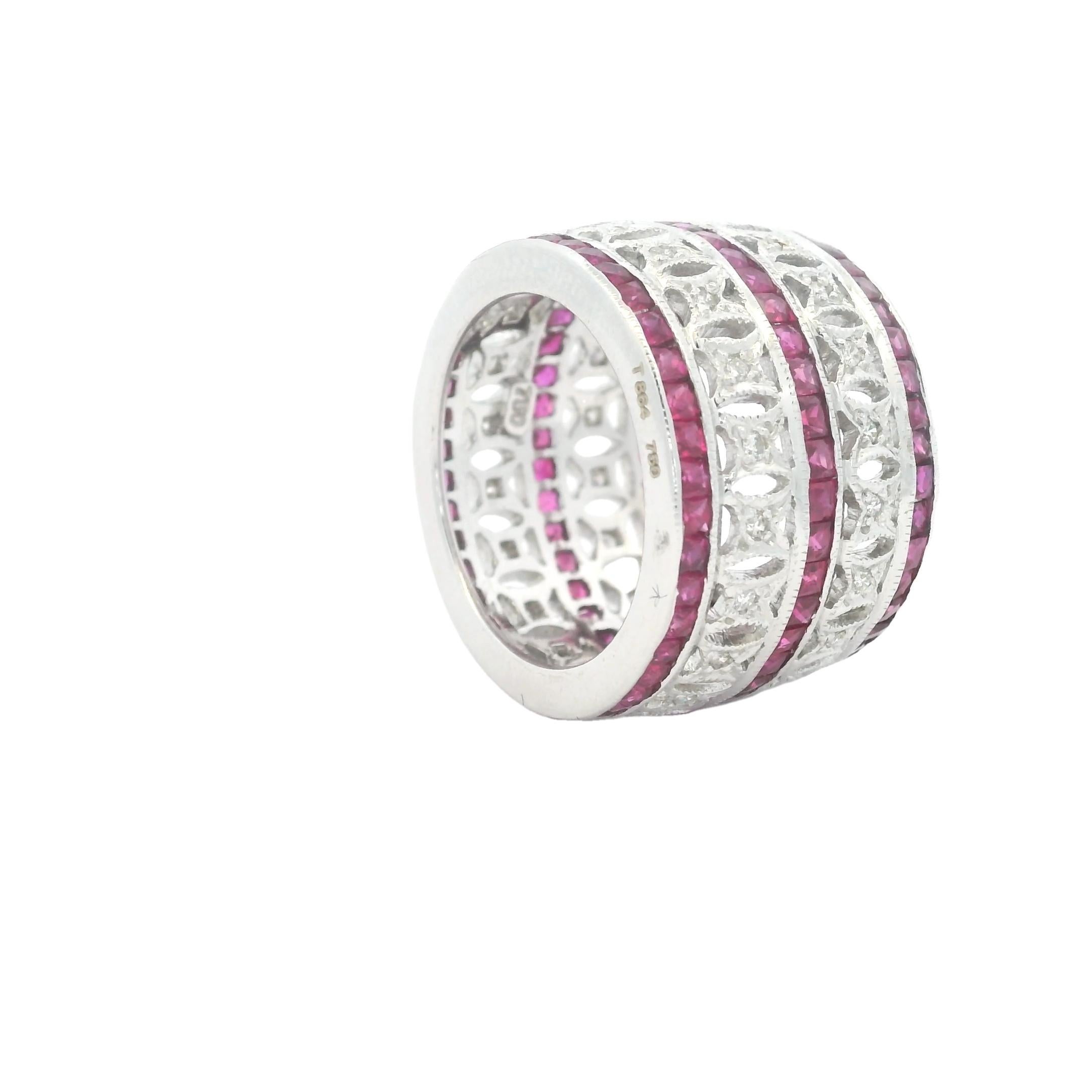 Anello a fascia larga in oro bianco 18 carati con rubini da 3 carati e diamanti da 1 carato In condizioni ottime in vendita a Miami, FL