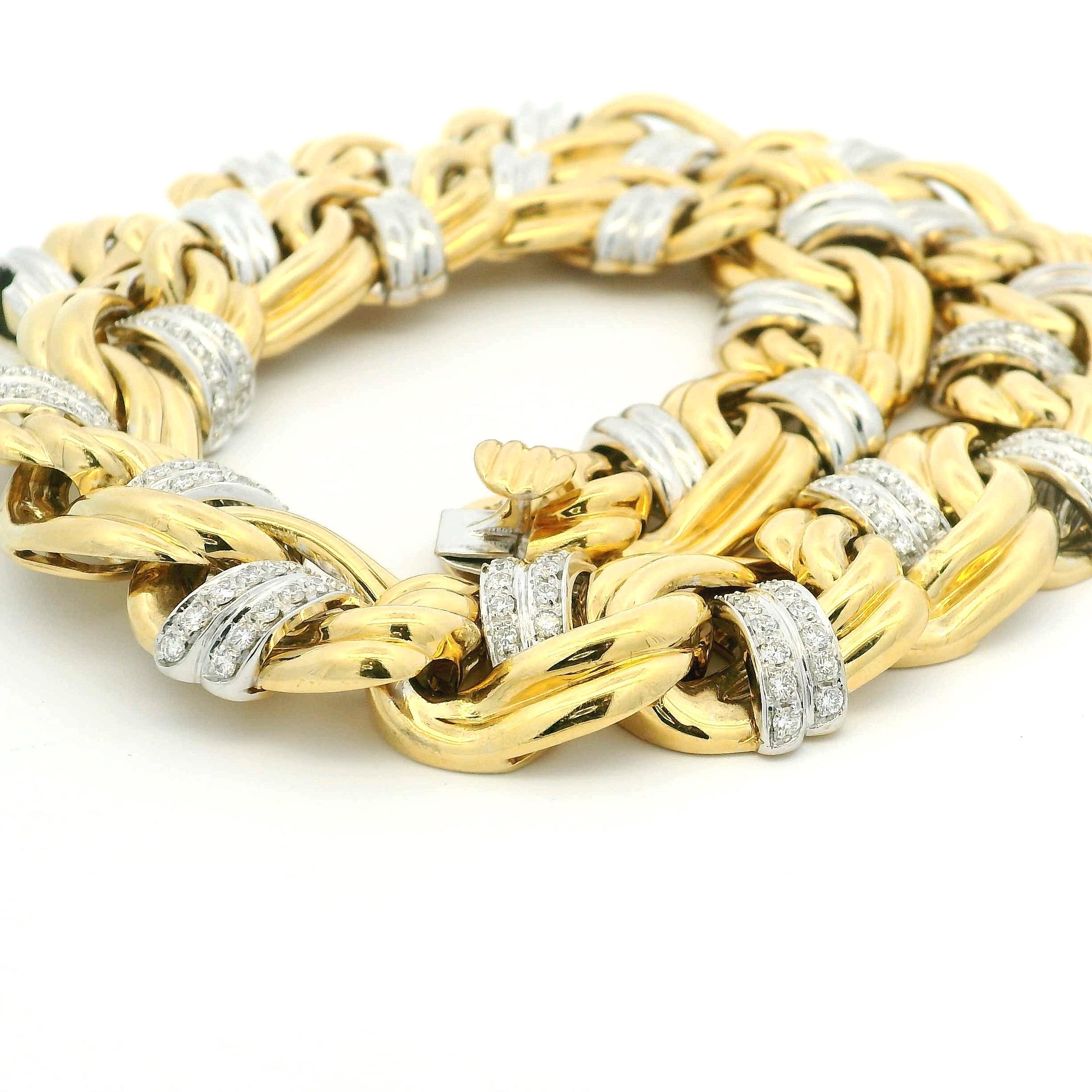 Als eindrucksvoller Ausdruck italienischer Handwerkskunst besteht diese massive Halskette aus kunstvoll geflochtenen Gliedern aus 18 Karat Gelb- und Weißgold in einem kühnen, gedrehten Seildesign. Die Vorderseite ist mit pavégefassten Diamantbändern