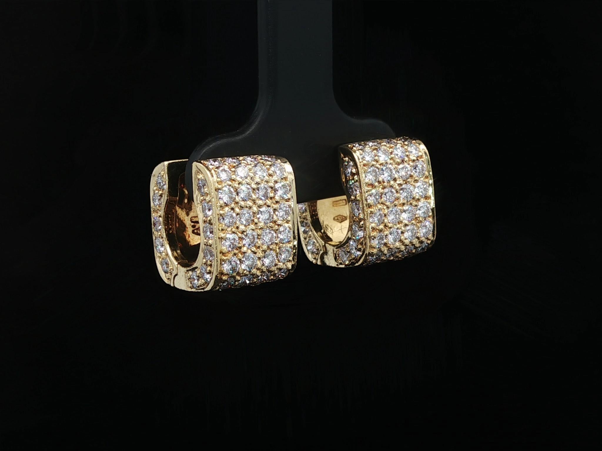 --Sons:--
108 diamants naturels authentiques - taille ronde et brillante - sertis - couleur F/G - pureté VS1/VS2 - 1,55ctw approx.

MATERIAL : Or jaune 18k massif - italien
Poids : 13,6 grammes
Largeur totale : 13,1 mm (d'est en ouest - d'avant en