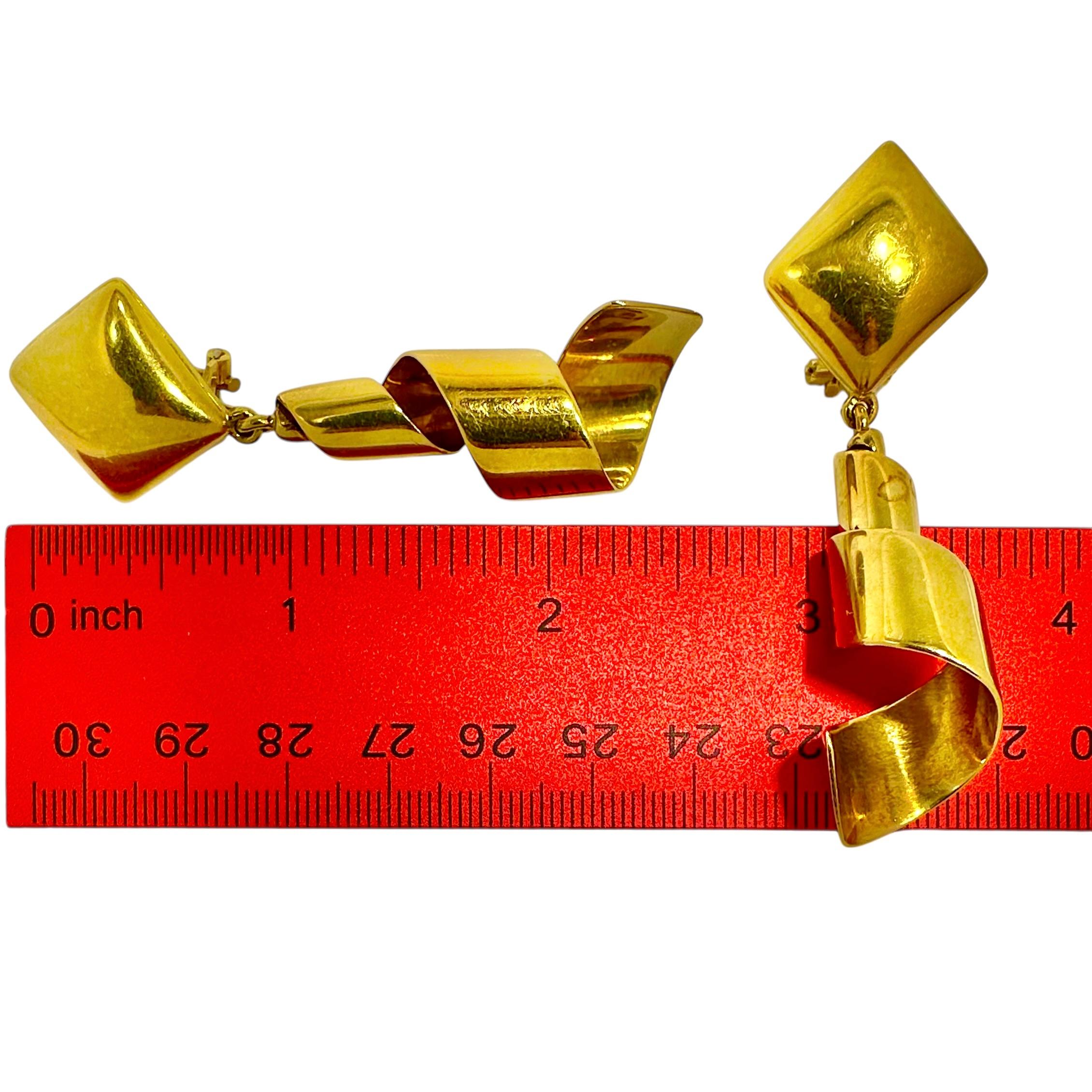 Italian 18K Yellow Gold 2 3/4 Inches Long Corkscrew Earrings In Good Condition For Sale In Palm Beach, FL