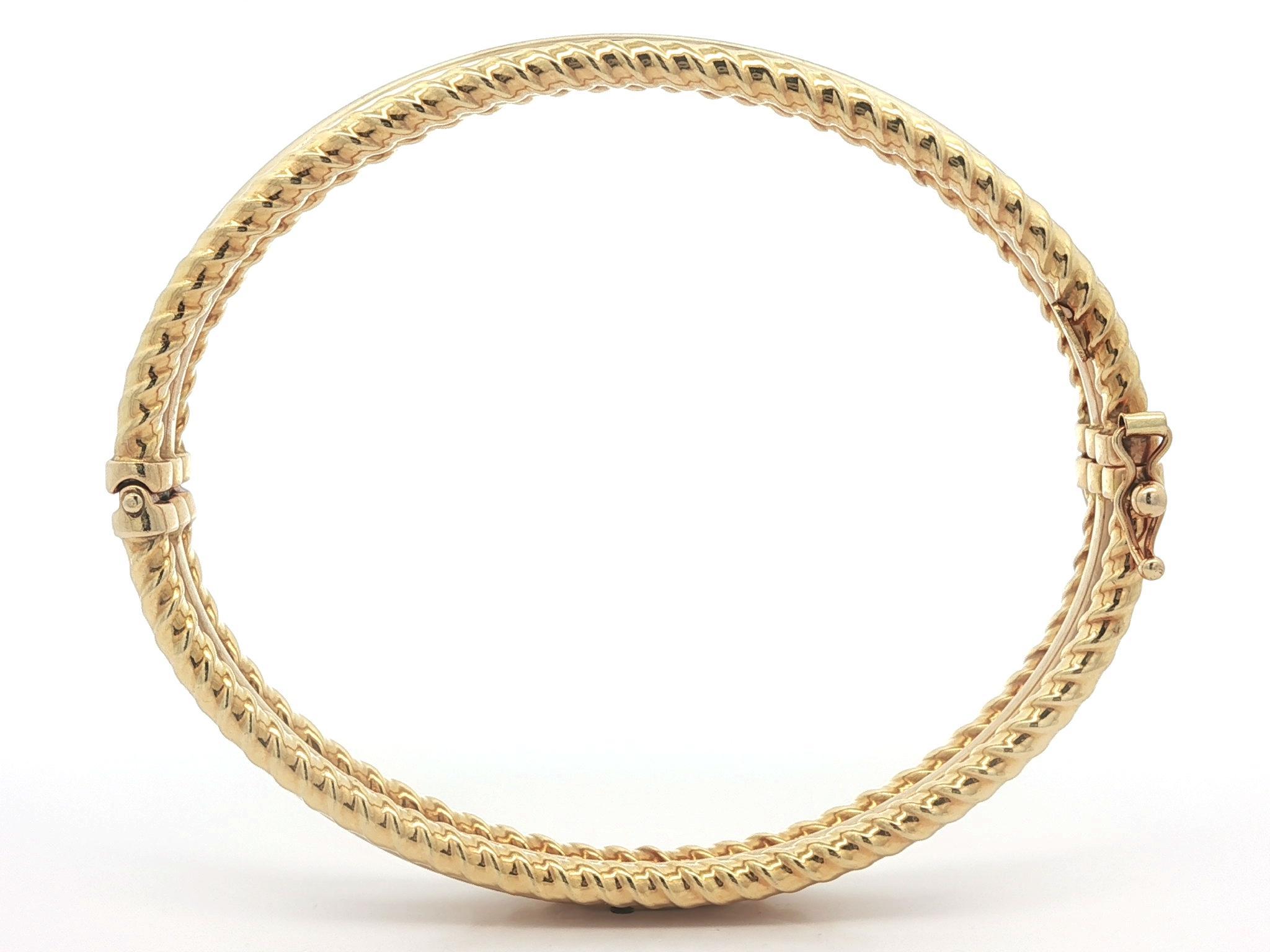 MATERIAL : Or jaune 18k massif - Italie
Poids : 12,76 grammes
Type : Bracelet à charnière
Longueur : S'adapte confortablement à un poignet de 6.5