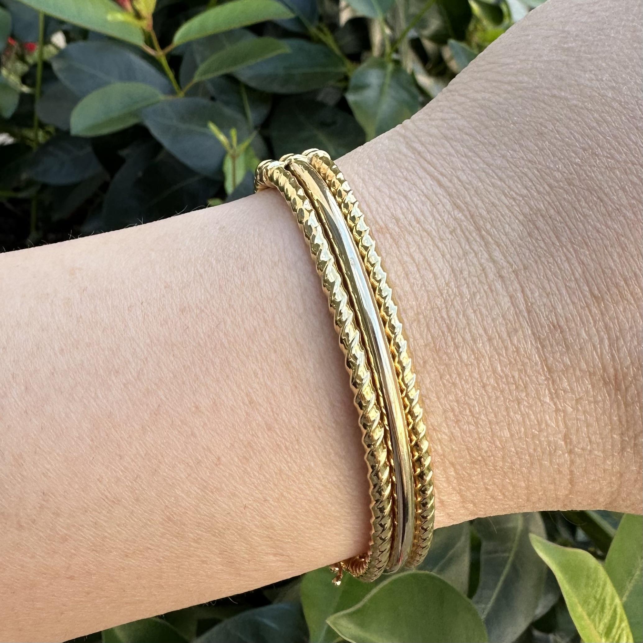 The Row Design/One Bracelet à charnière en or jaune 18k à 3 rangs torsadés Bon état - En vente à Montclair, NJ