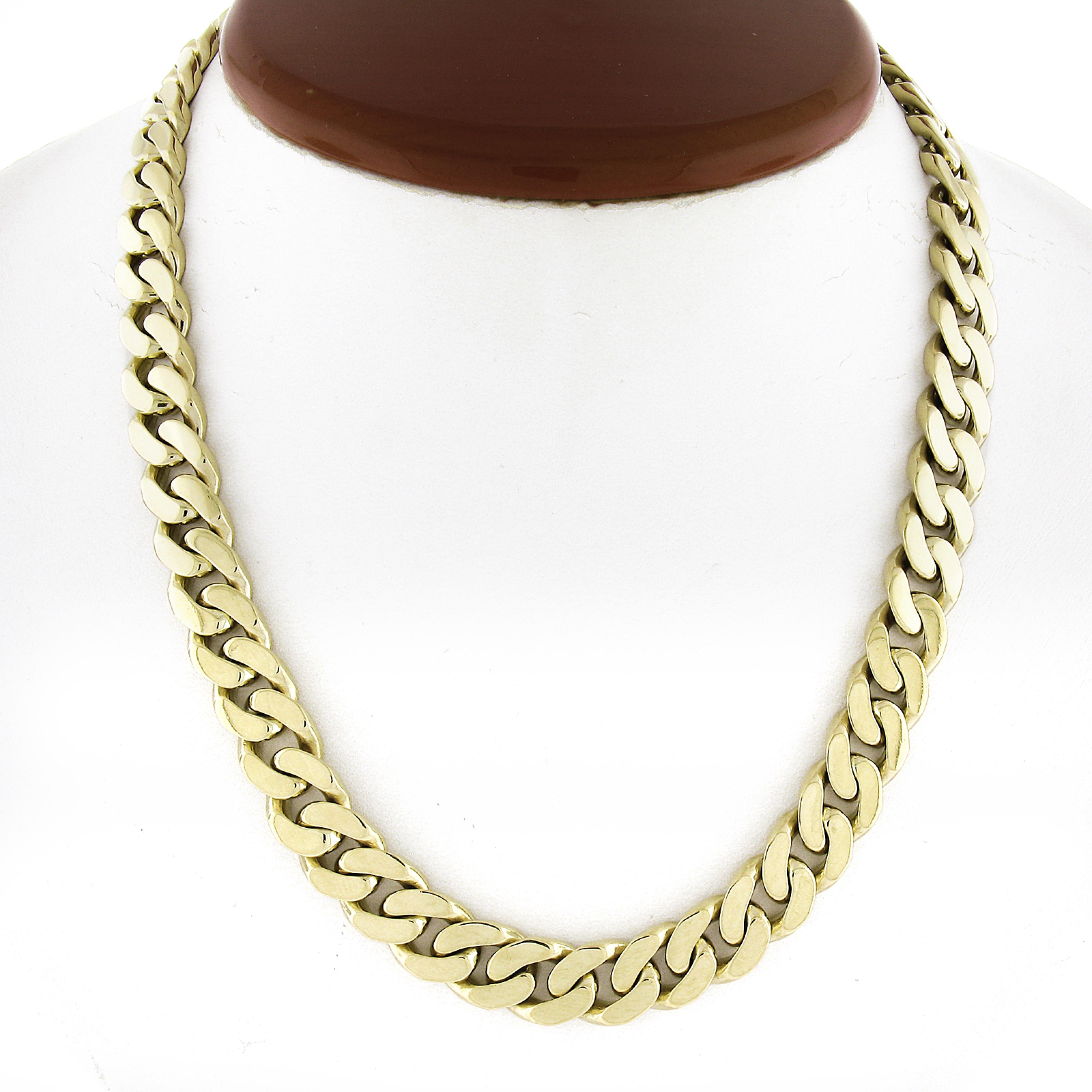 MATERIAL: Massives 18k Gelbgold
Gewicht: 124,19 Gramm
Kettentyp: Kubanisches Curb Link
Kettenlänge: 16 Zoll
Breite der Kette: 9,9 mm (0,39