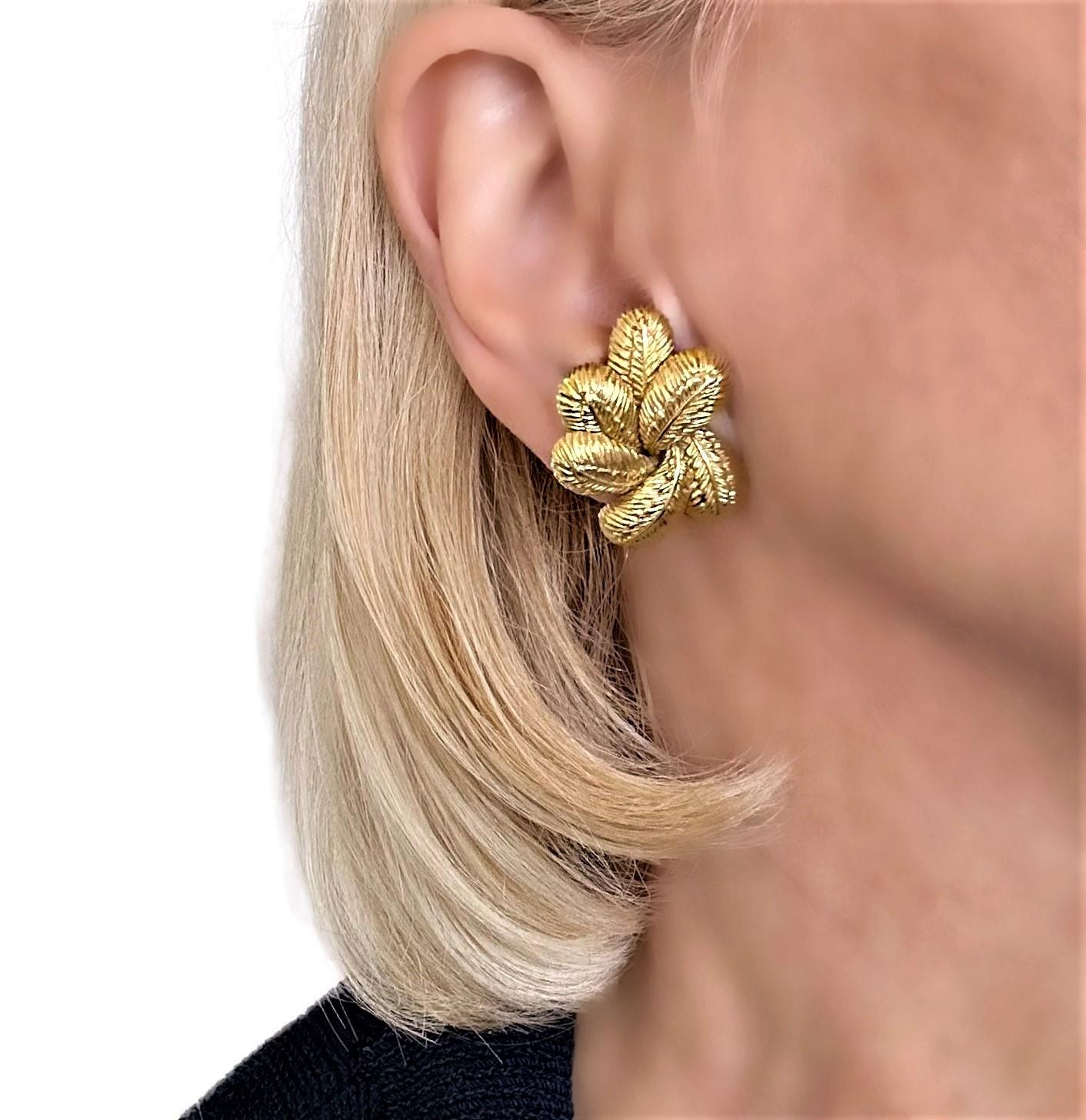 Italian 18K Yellow Gold Beautifully Detailed Clip on Earrings For Sale 5