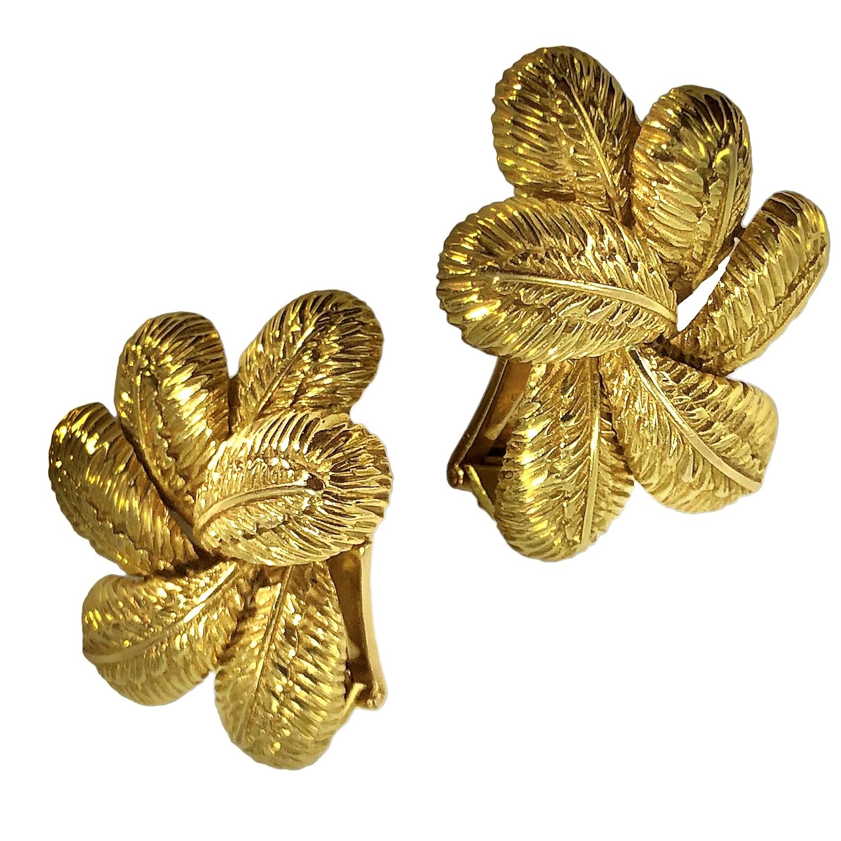 Italienische 18 Karat Gelbgold wunderschön detaillierte Clip-On-Ohrringe 1 1/8 Zoll lang (Moderne) im Angebot