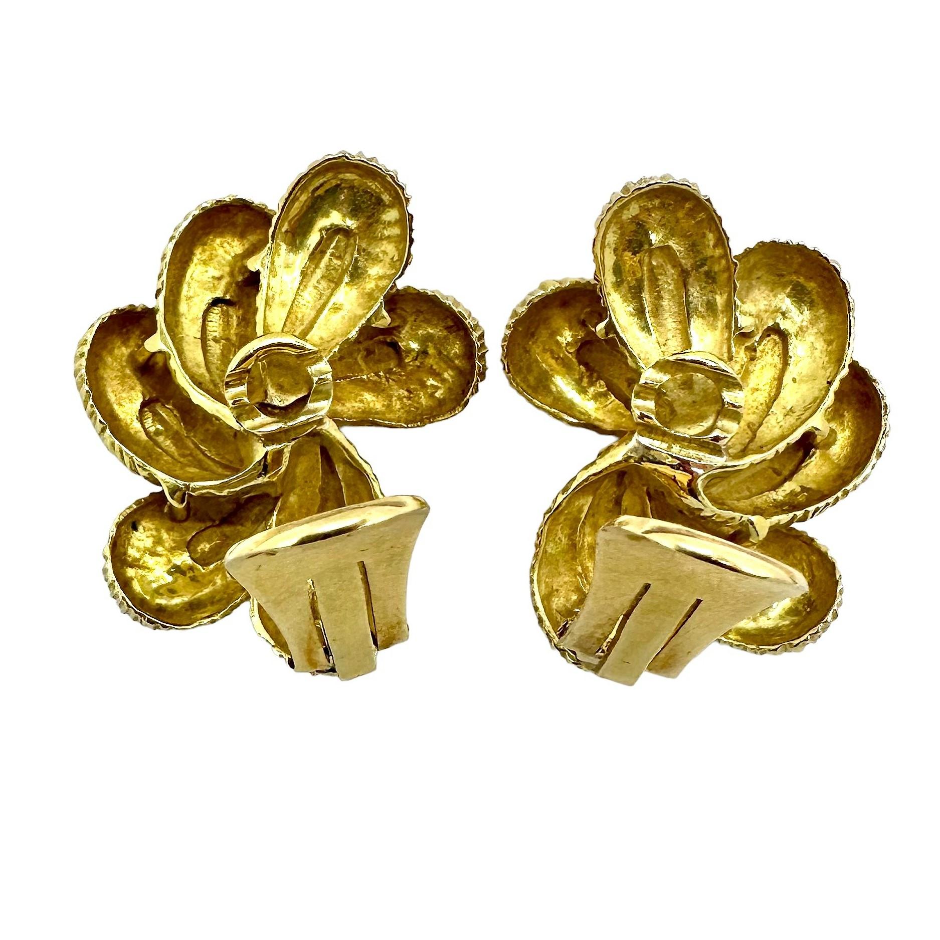 Italian 18K Yellow Gold Beautifully Detailed Clip on Earrings In Good Condition For Sale In Palm Beach, FL