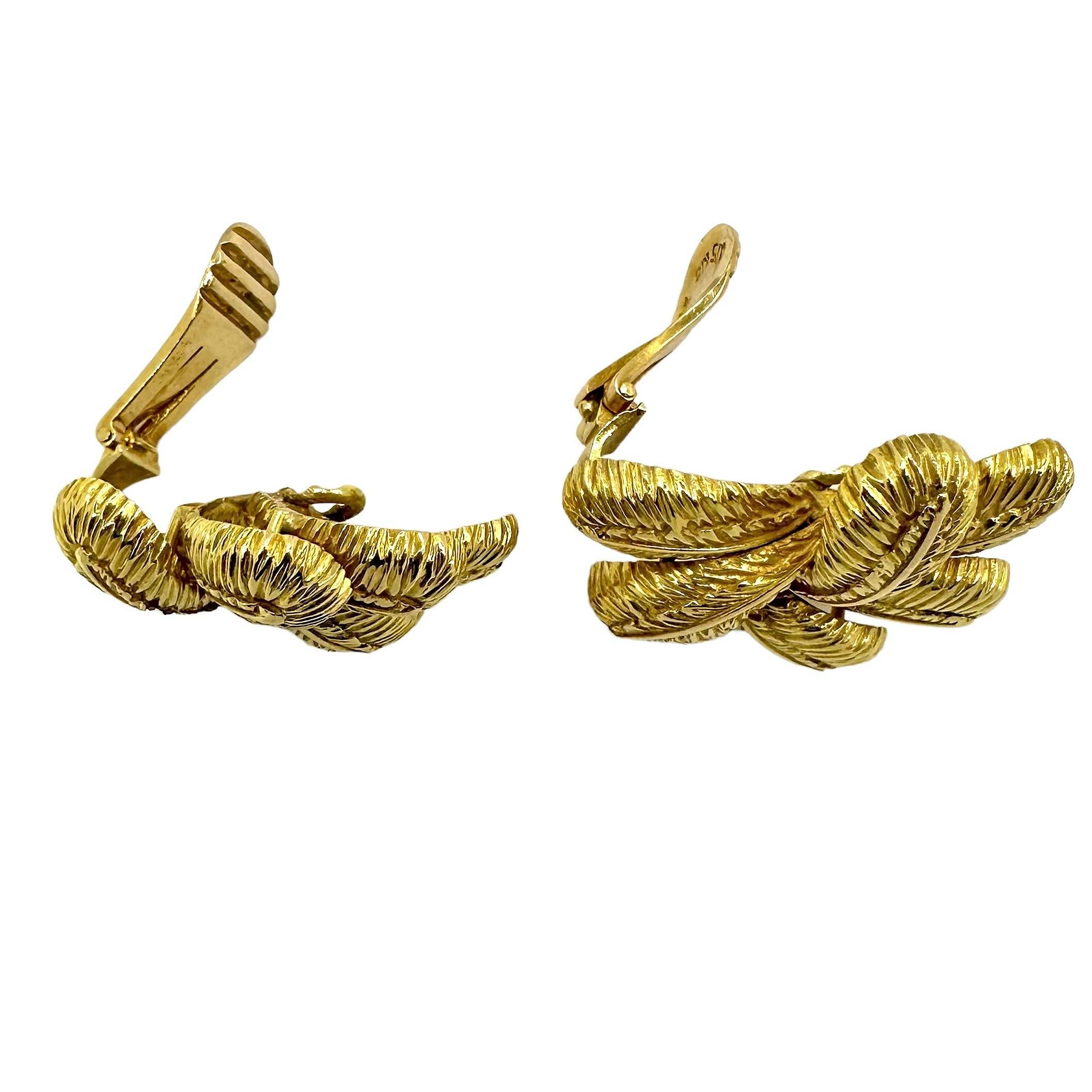 Women's Italian 18K Yellow Gold Beautifully Detailed Clip on Earrings For Sale