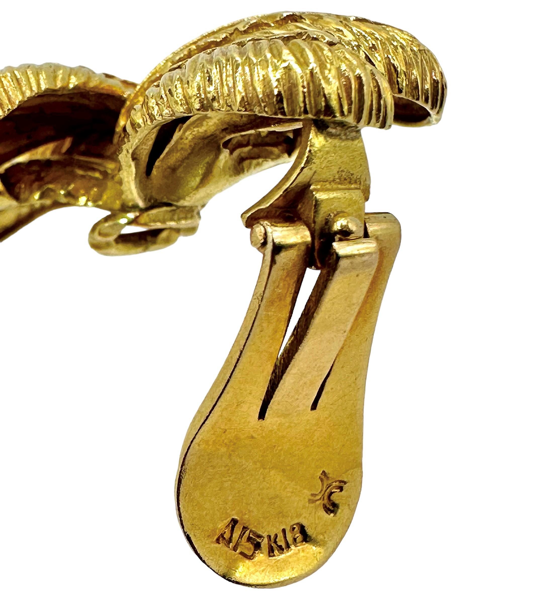 Italienische 18 Karat Gelbgold wunderschön detaillierte Clip-On-Ohrringe 1 1/8 Zoll lang im Angebot 1
