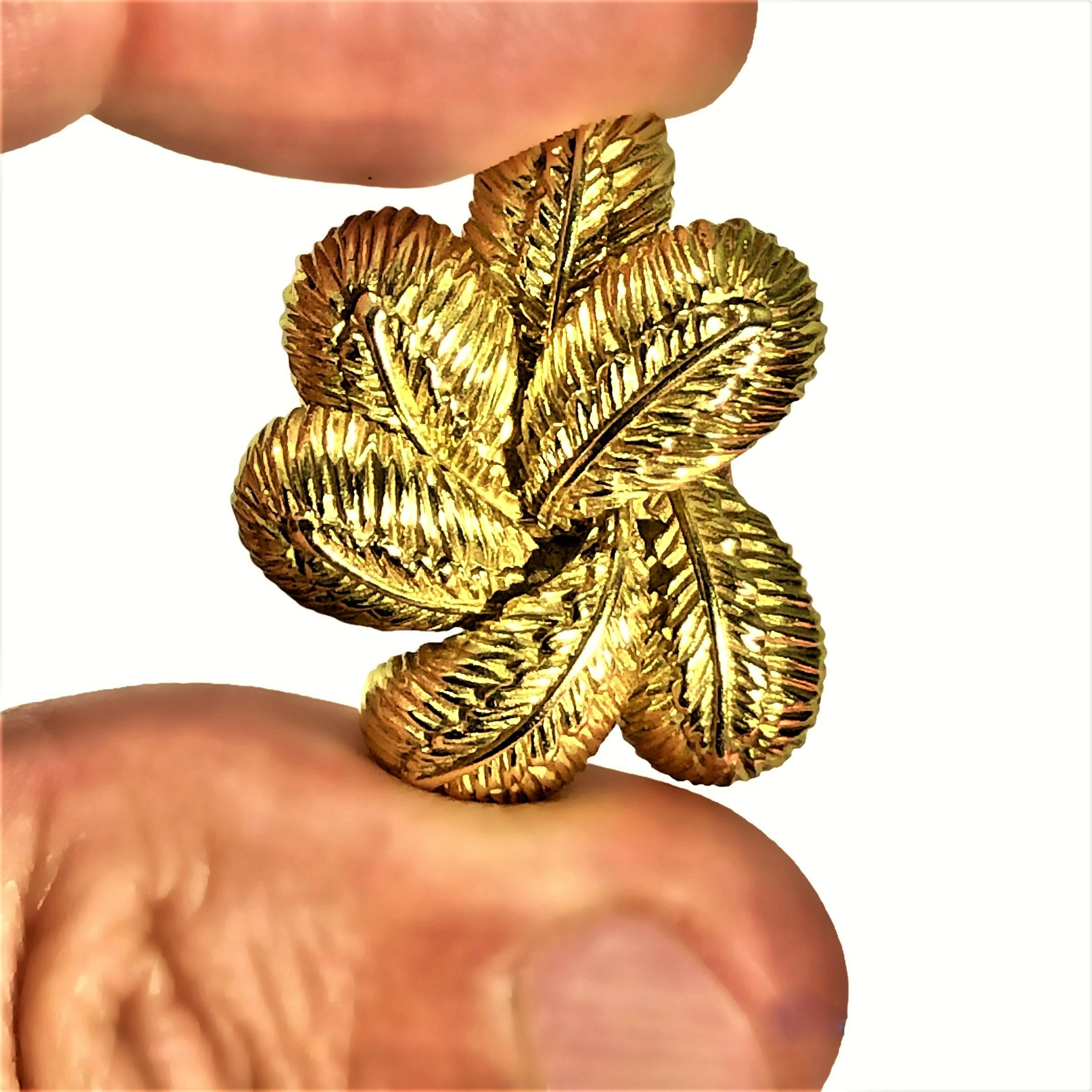 Italienische 18 Karat Gelbgold wunderschön detaillierte Clip-On-Ohrringe 1 1/8 Zoll lang im Angebot 3