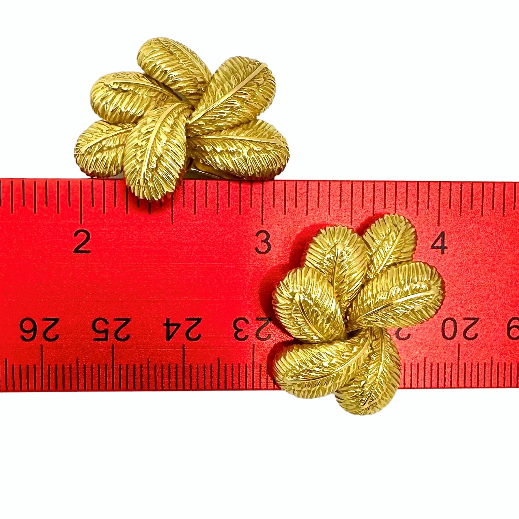 Italienische 18 Karat Gelbgold wunderschön detaillierte Clip-On-Ohrringe 1 1/8 Zoll lang im Angebot 4