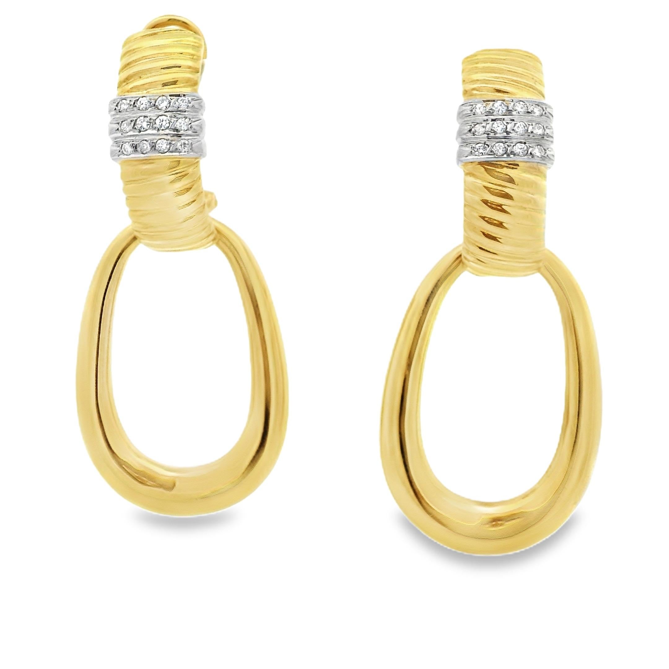 La polyvalence élégante rencontre le savoir-faire italien dans ces luxueuses boucles d'oreilles convertibles en or jaune 18 carats, dotées d'un design amovible qui passe sans problème du chic de la journée au glamour de la soirée.

La partie