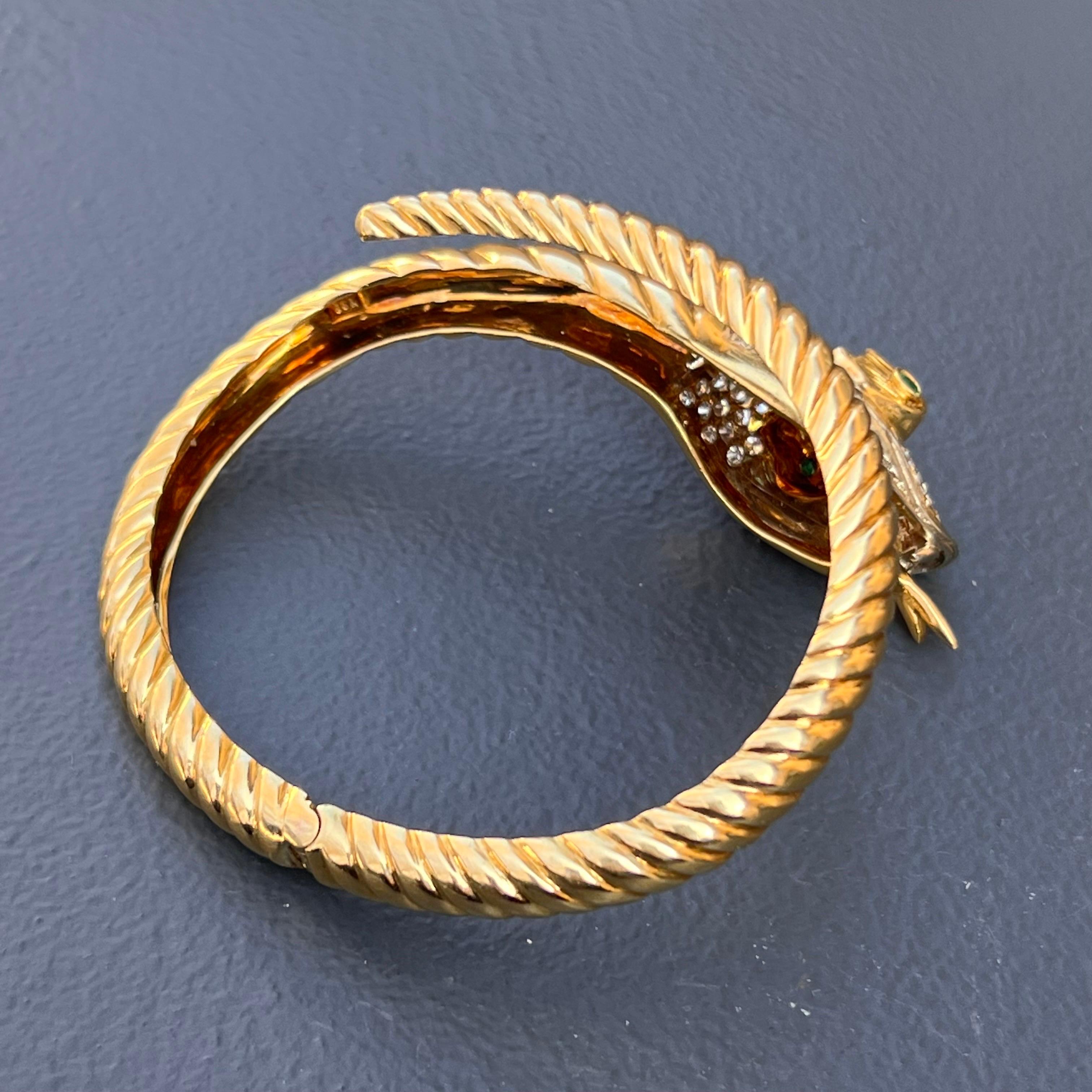  Bracelet jonc italien à charnière serpent en or jaune 18 carats avec diamants et émeraudes en vente 2